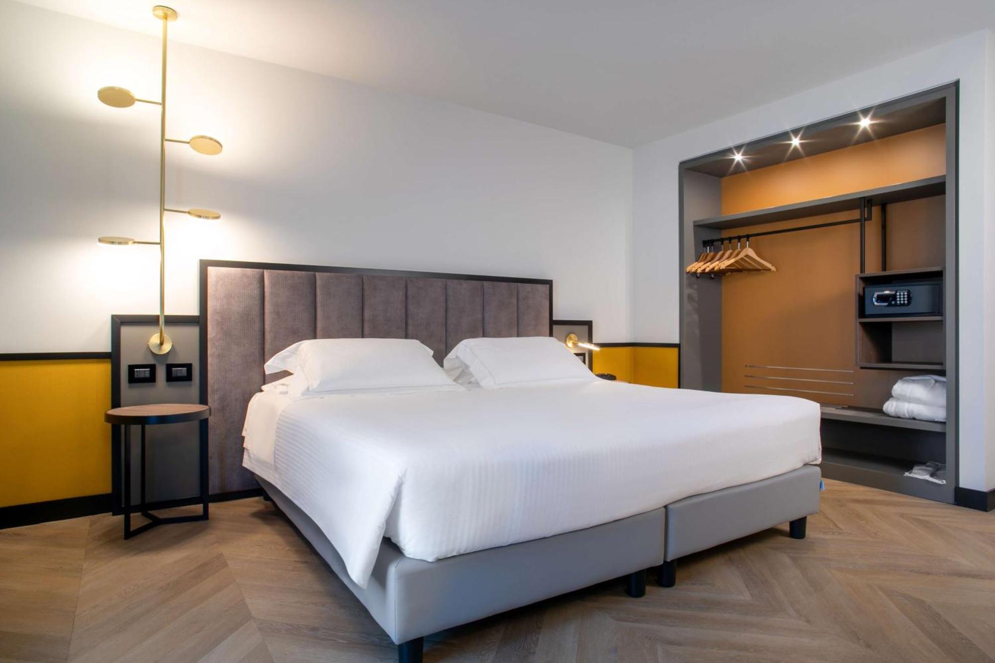 Deluxe Room One Queen Bed One Single Bed