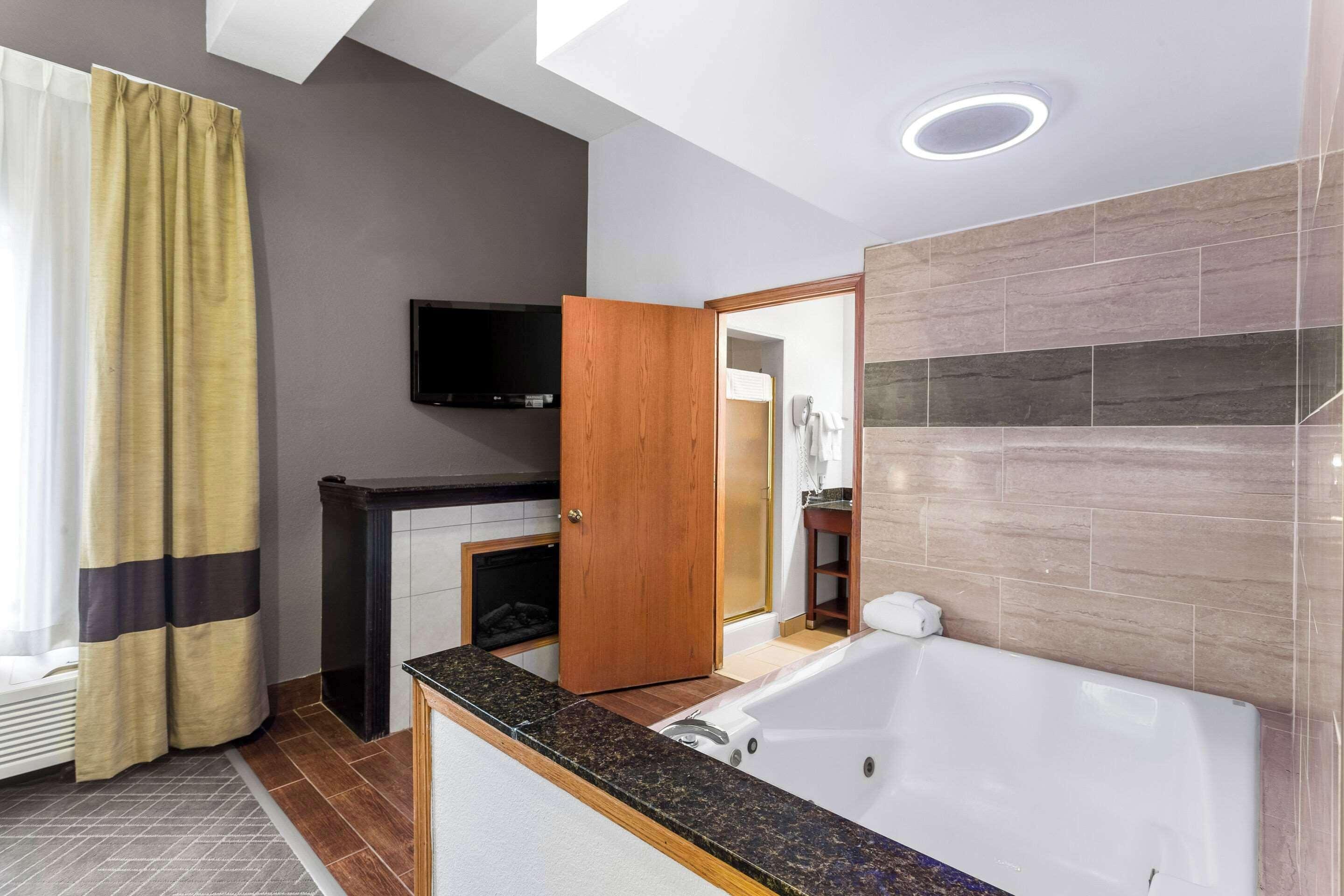 King Suite Spa Bath
