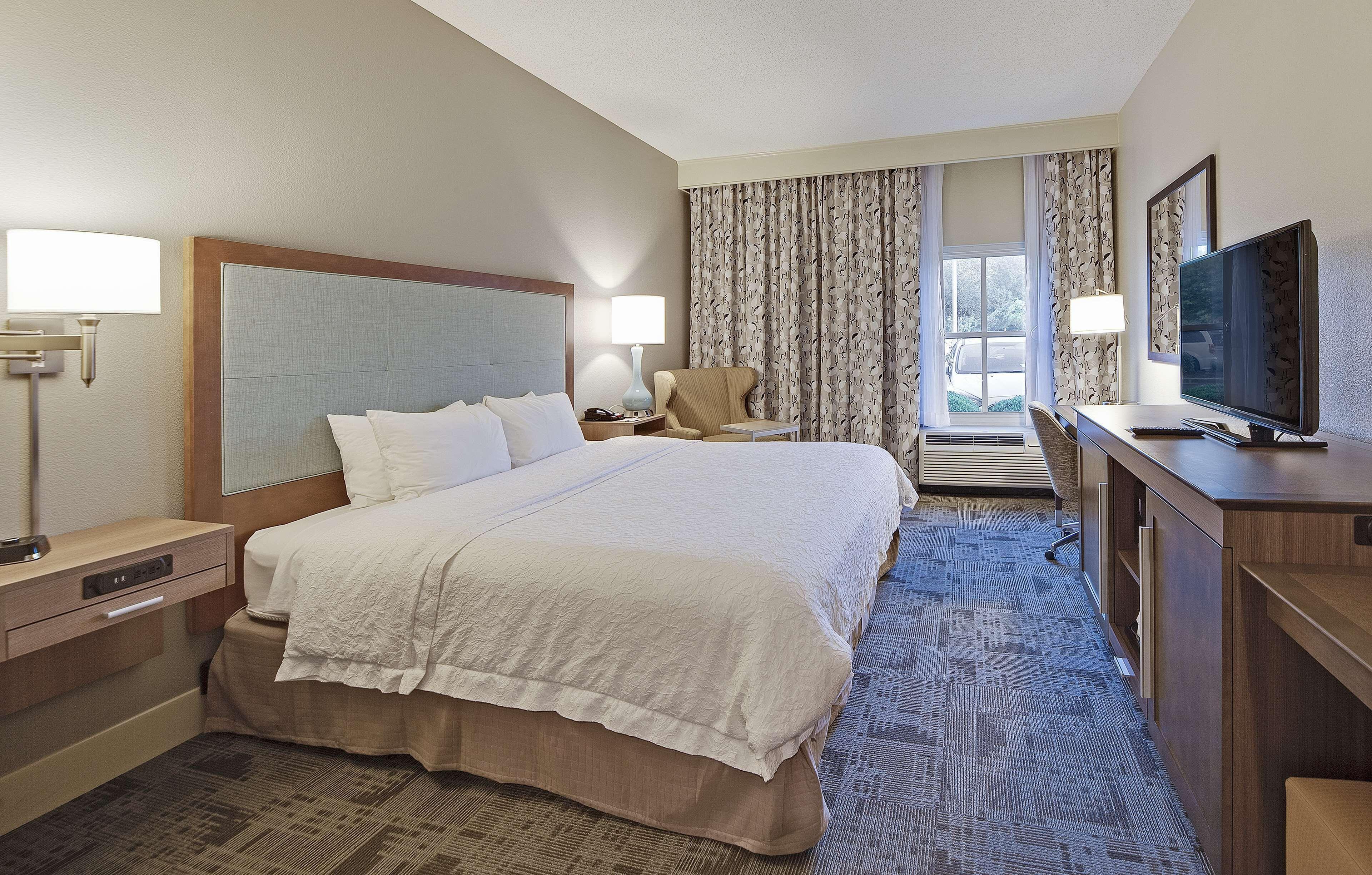 King Room Accessible Tub Mobility Hearing Access or Non-Smoking