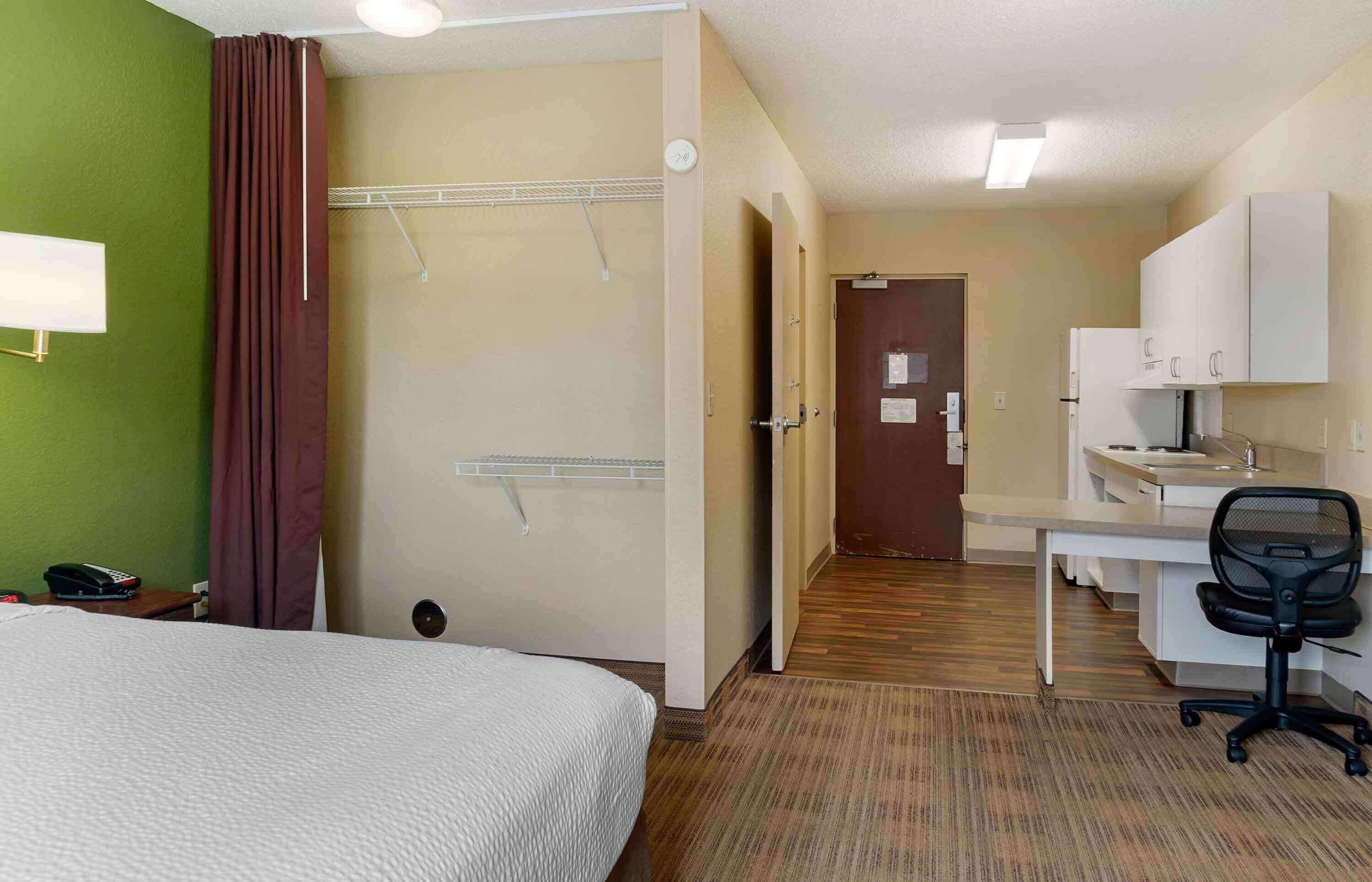 Queen studio 1 Queen Bed Disability Access or Non-Smoking