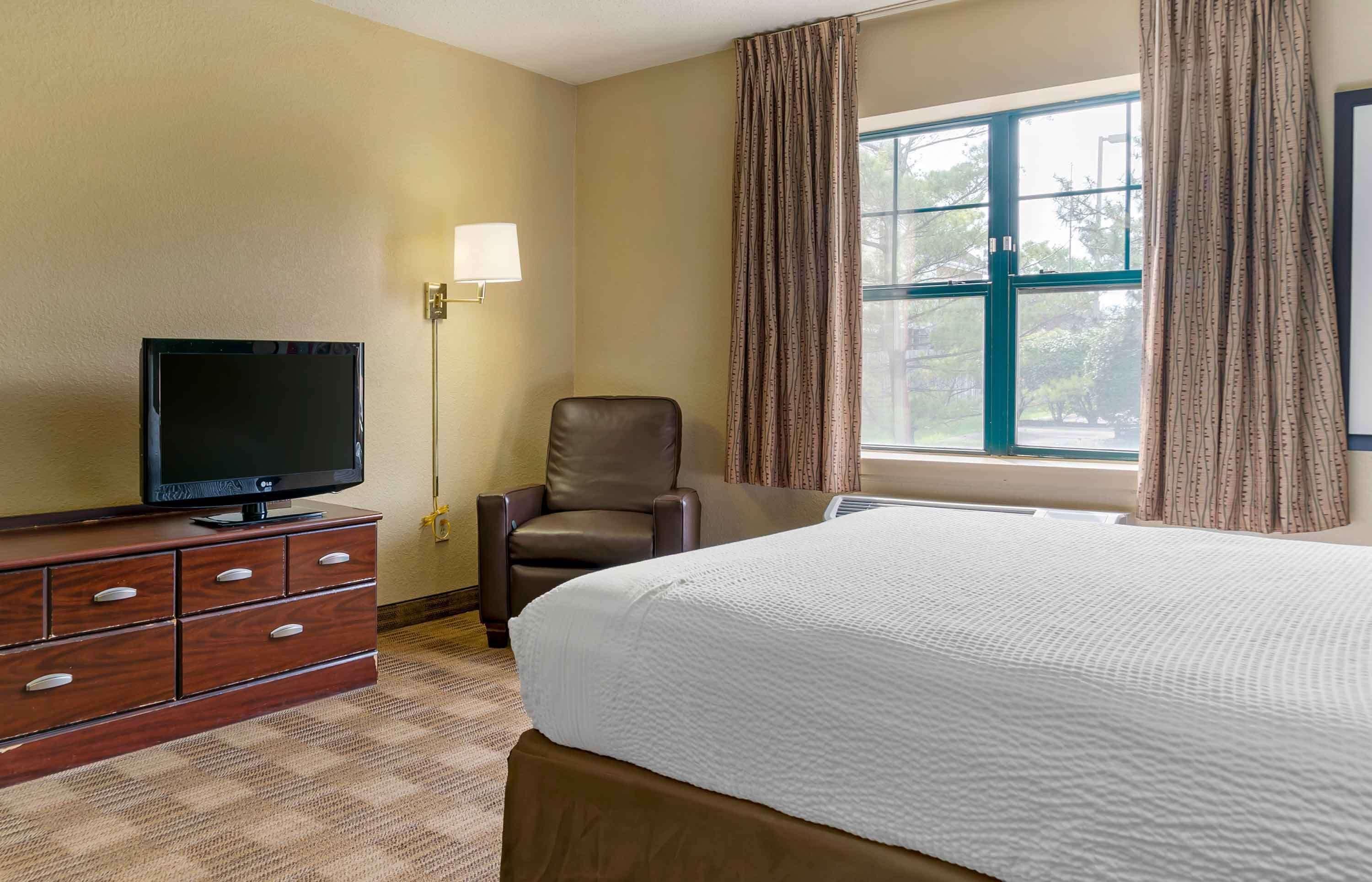 Queen studio 1 Queen Bed Disability Access or Non-Smoking