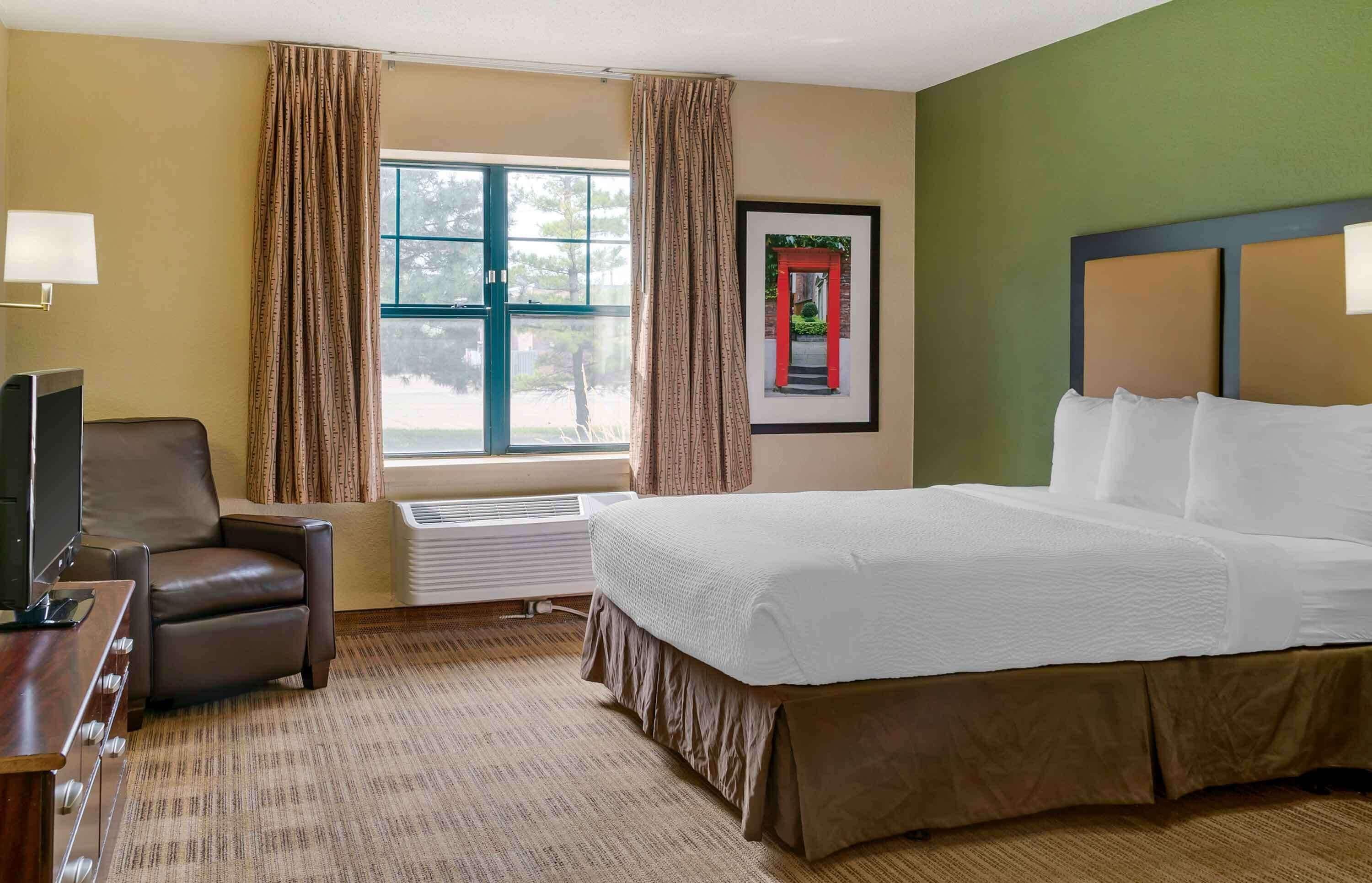 Queen studio 1 Queen Bed Disability Access or Non-Smoking