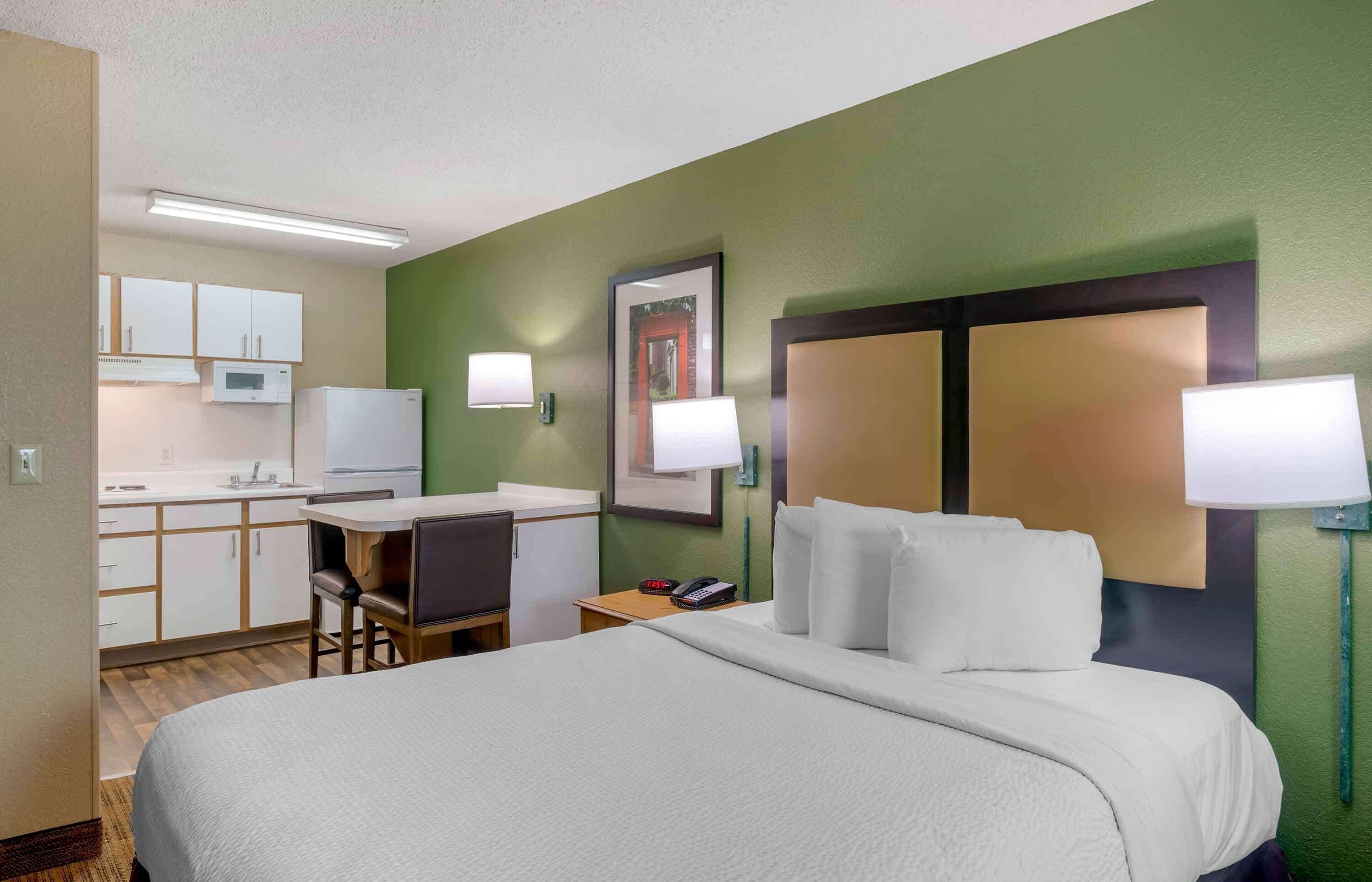 Deluxe Studio 1 King Bed Non-Smoking