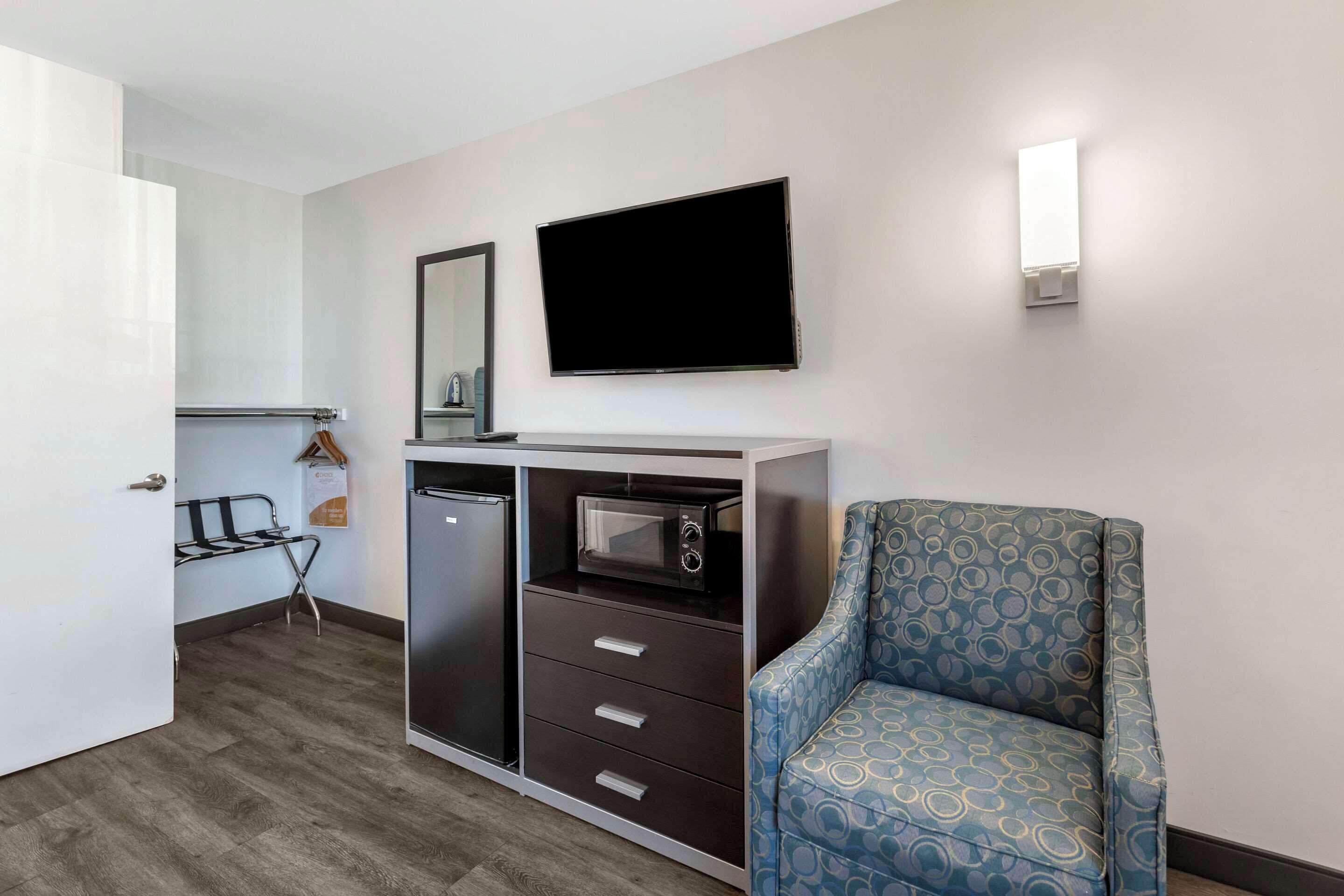 Accessible Room 1 Queen Bed Tub Non Smoking
