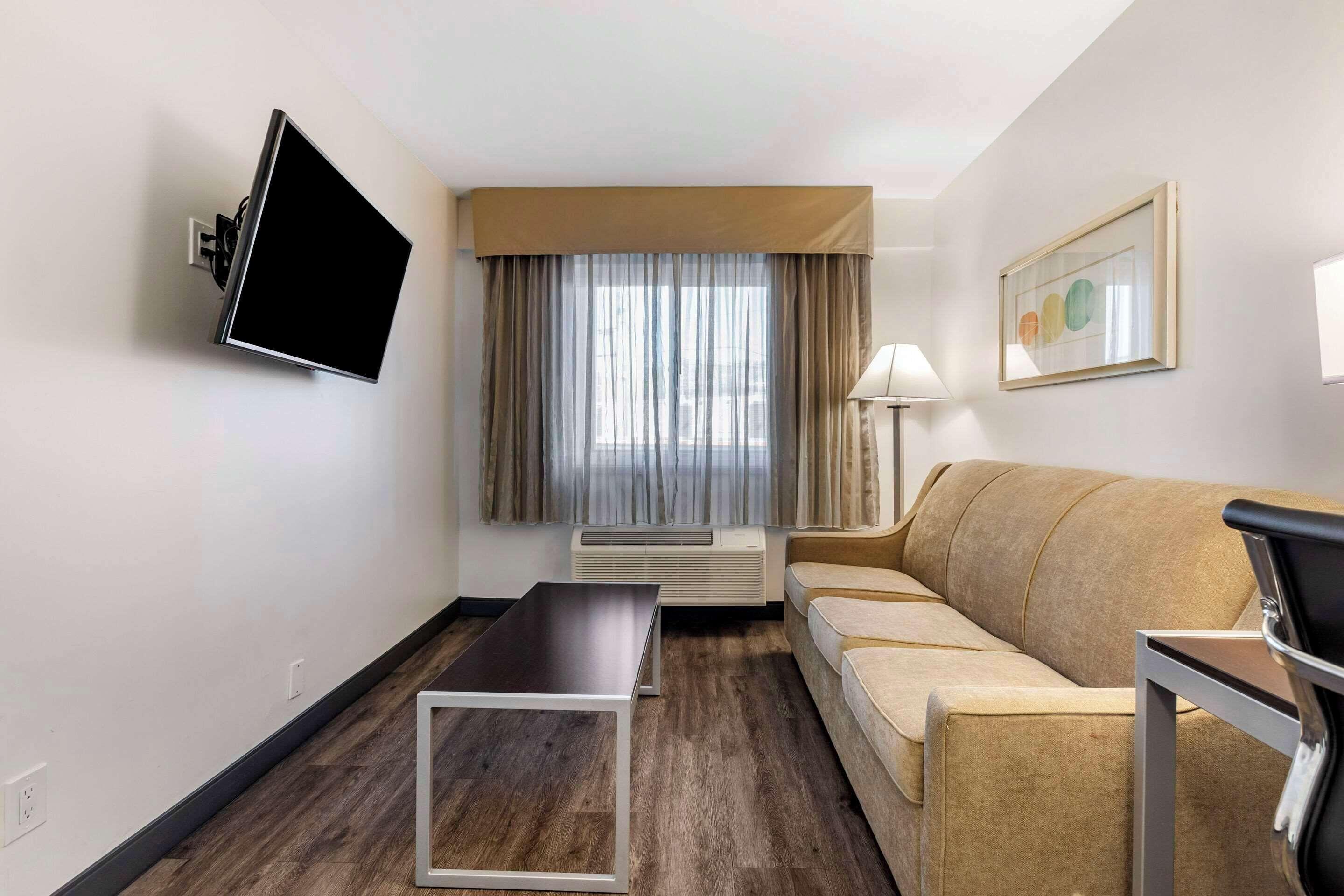 One Bedroom Suite 1 Queen Bed Living Room Sofa Bed Non Smoking