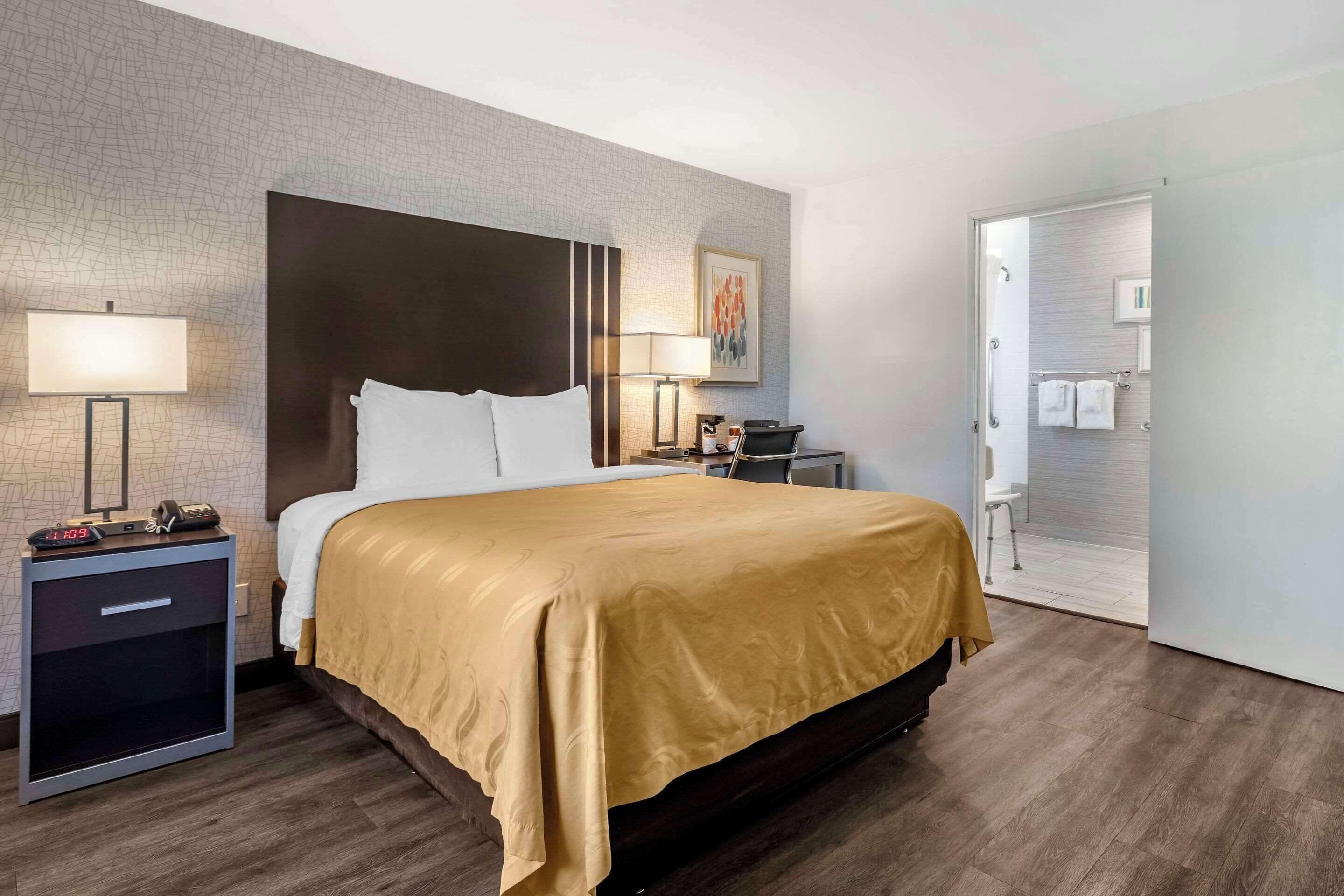 Accessible Room 1 Queen Bed Tub Non Smoking