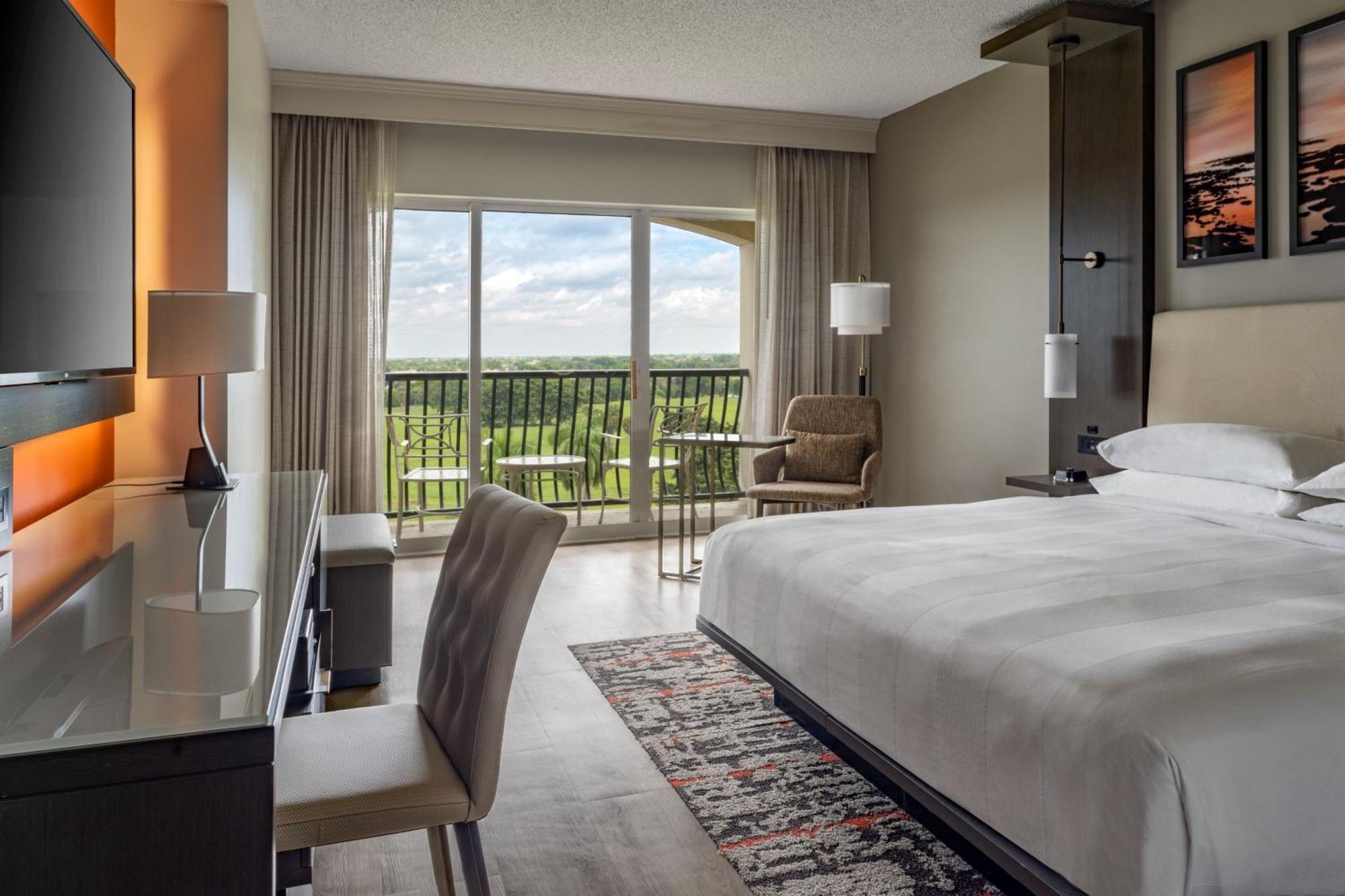 Concierge level Guest room 1 King High floor