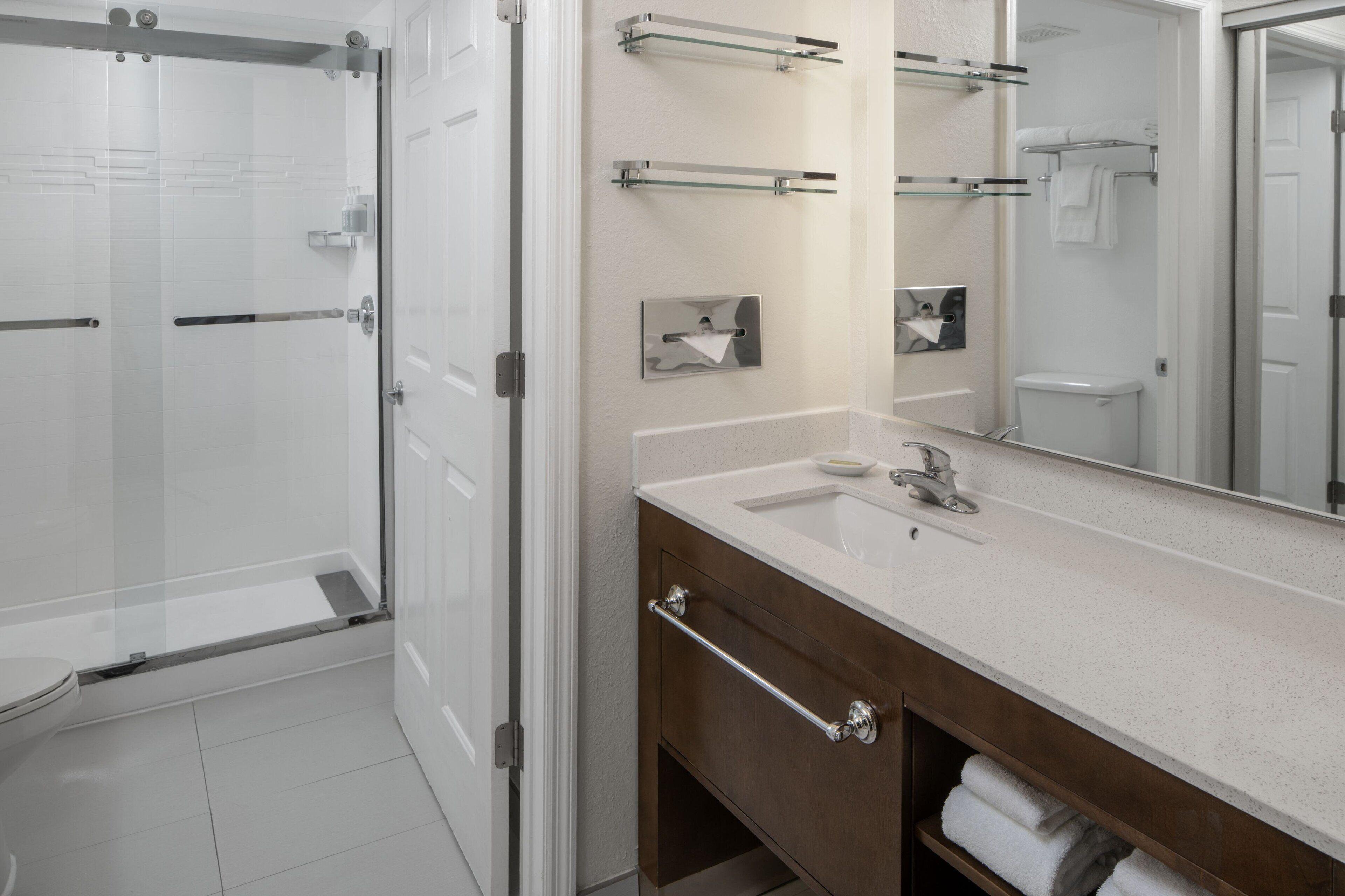 Two-Bedroom Suite with Adapted Tub - Mobility and Hearing Accessible,1592882115:JPEG