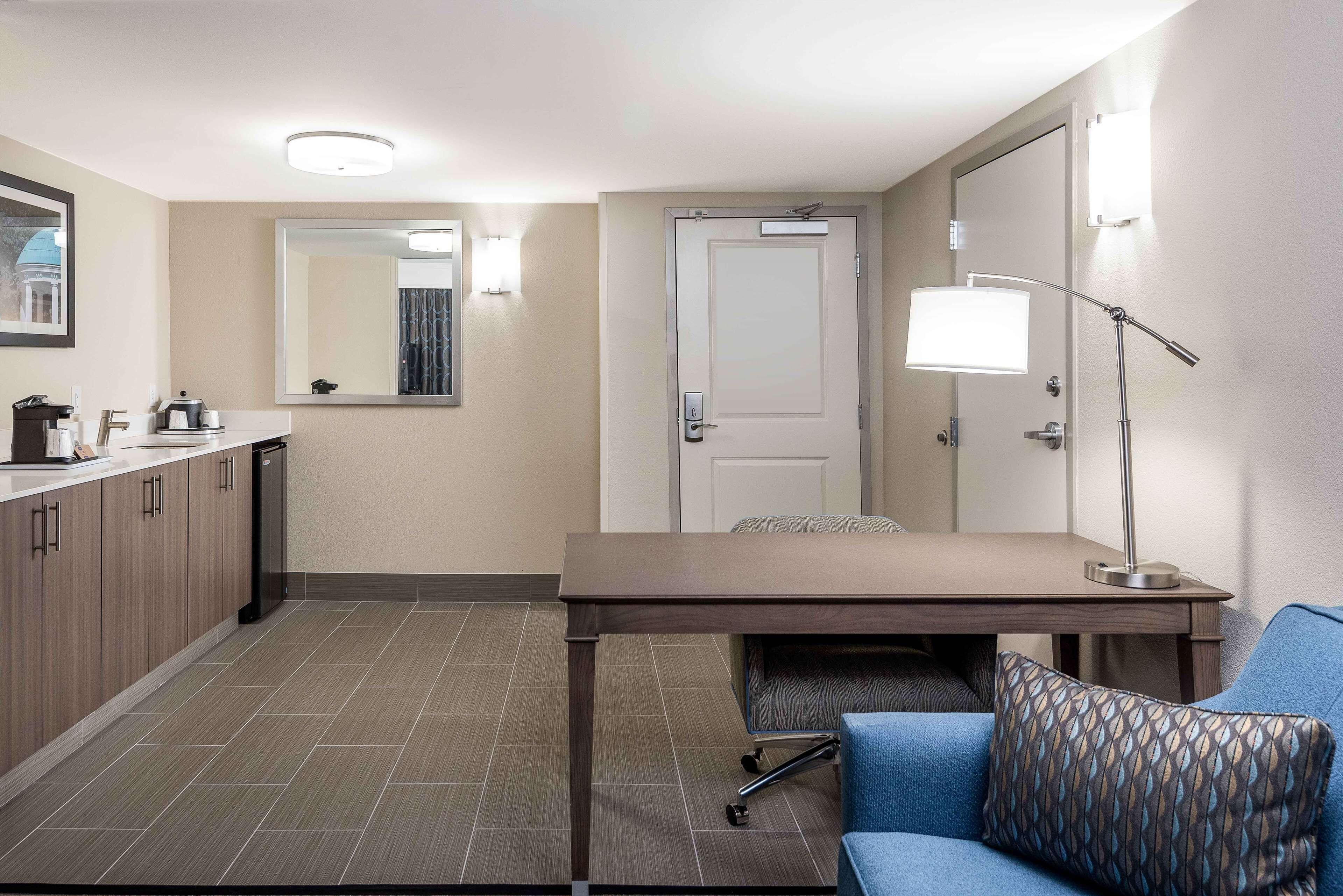 One-Bedroom King Suite Non-Smoking