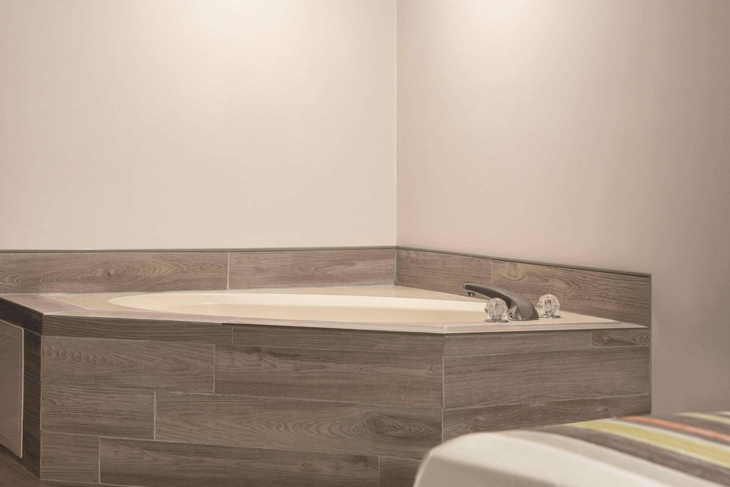 King Suite Jacuzzi