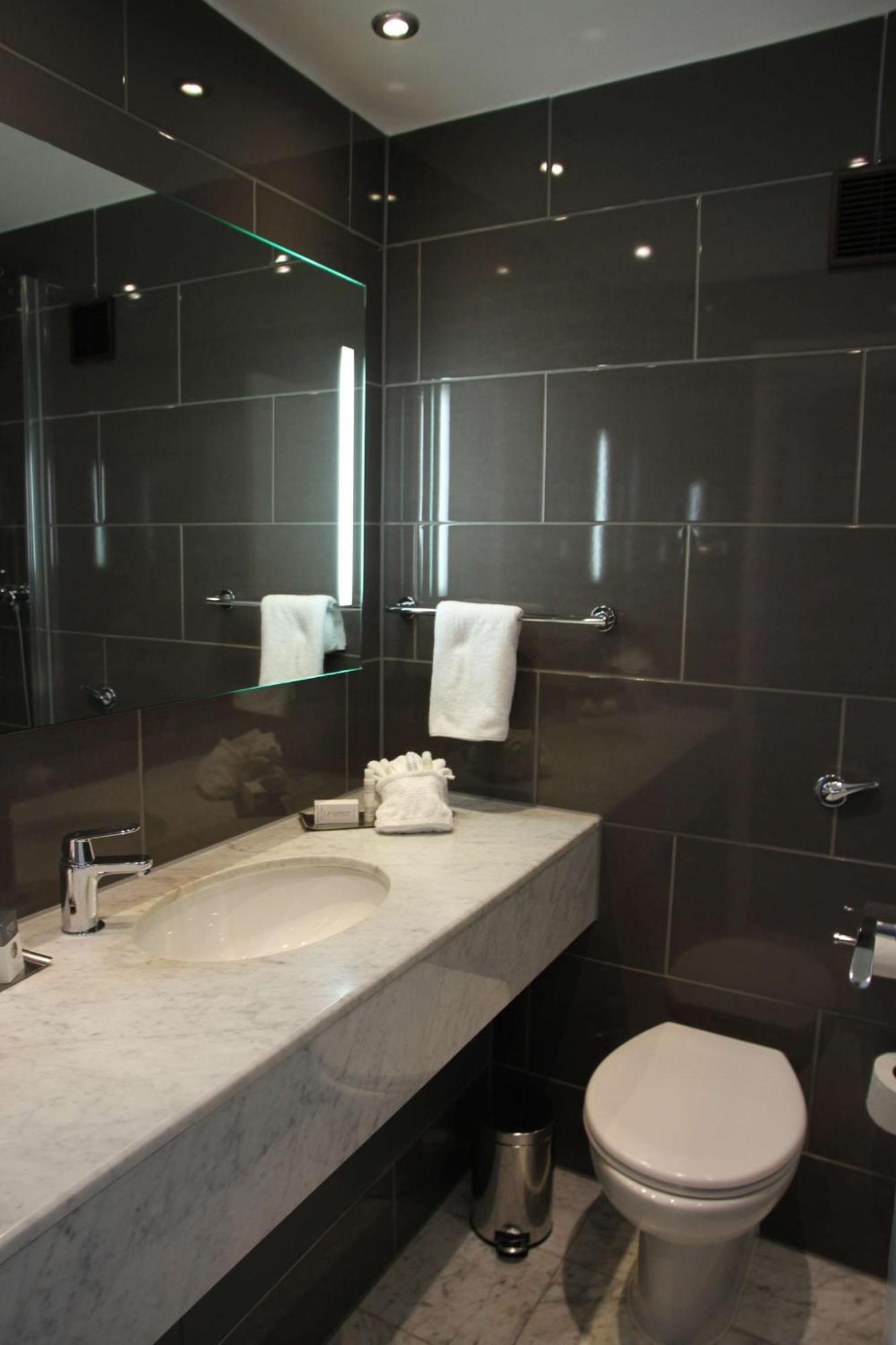 Queen Room Mobility Access