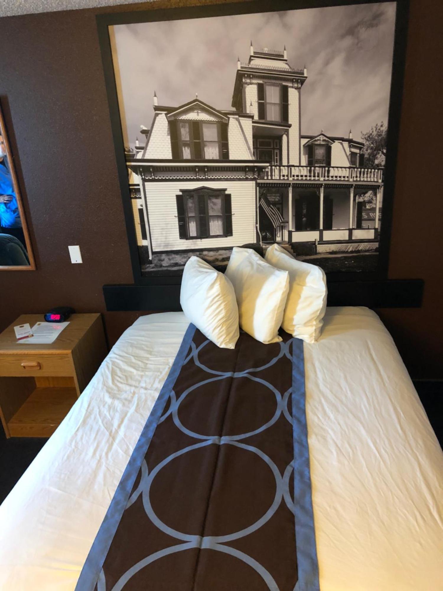 Queen Room Bath Tub Mobility Accessible or Non-Smoking