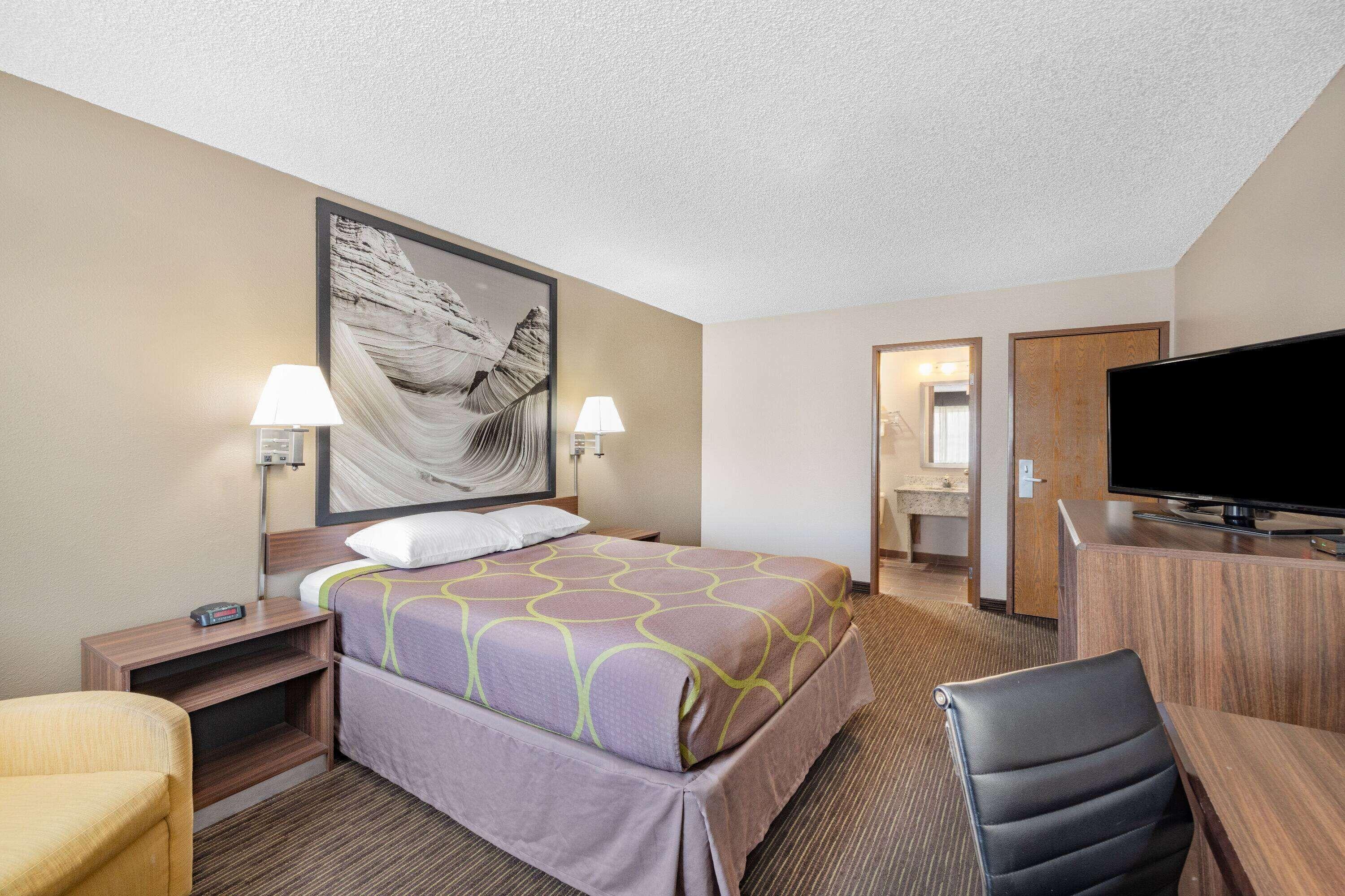 Queen Room Pet Friendly or Non-Smoking