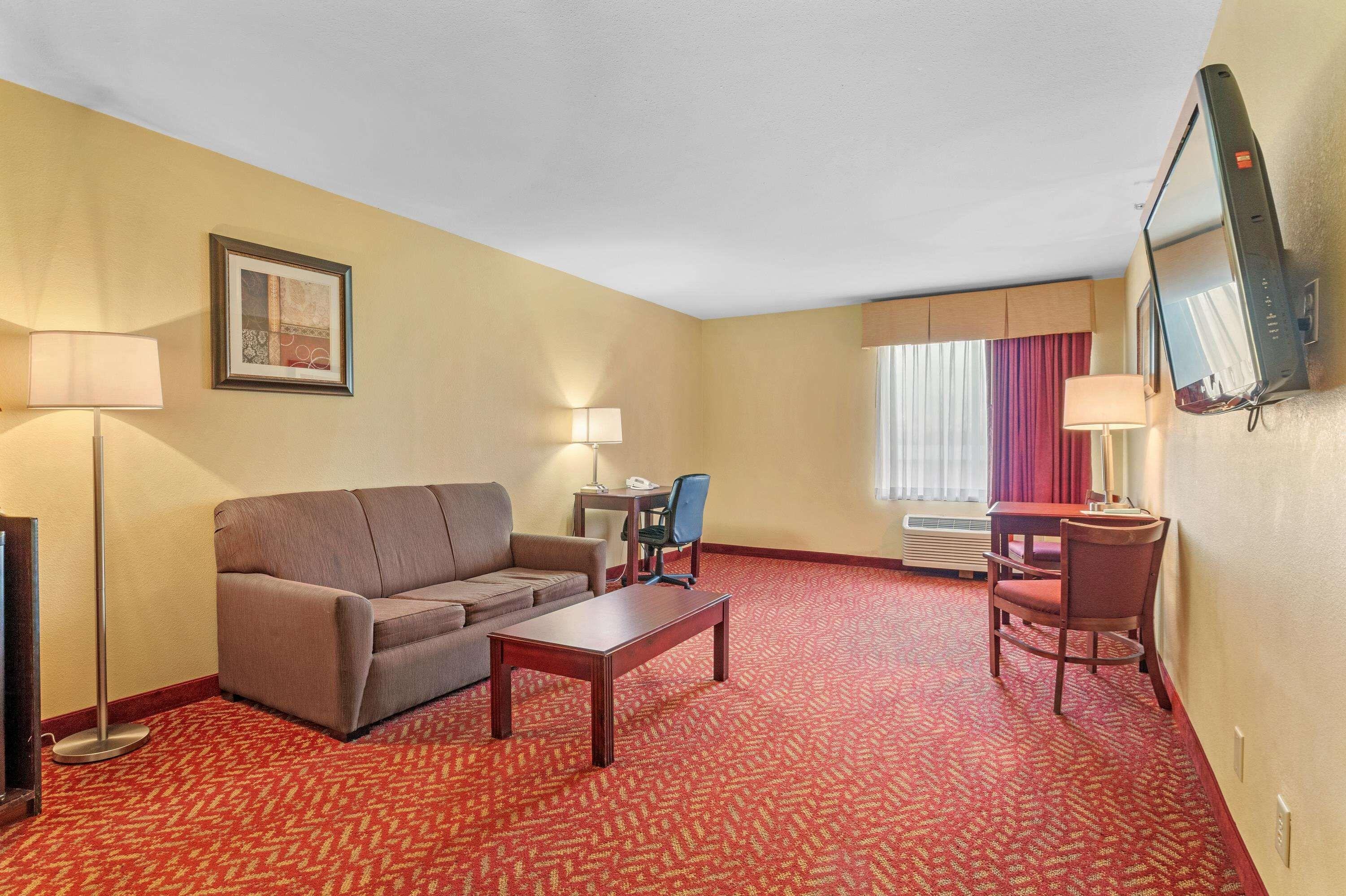 Queen Suite Three Queen Beds Sofa Bed Non-Smoking