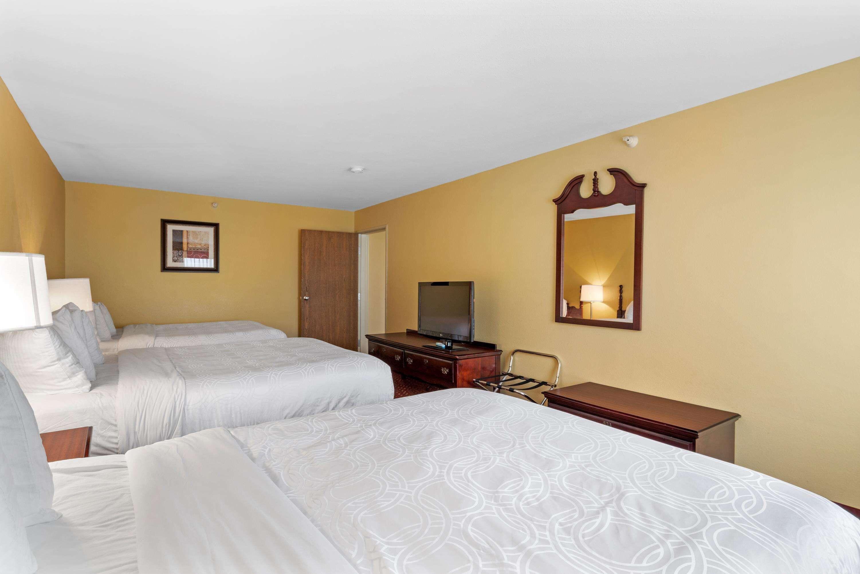 Queen Suite Three Queen Beds Sofa Bed Non-Smoking