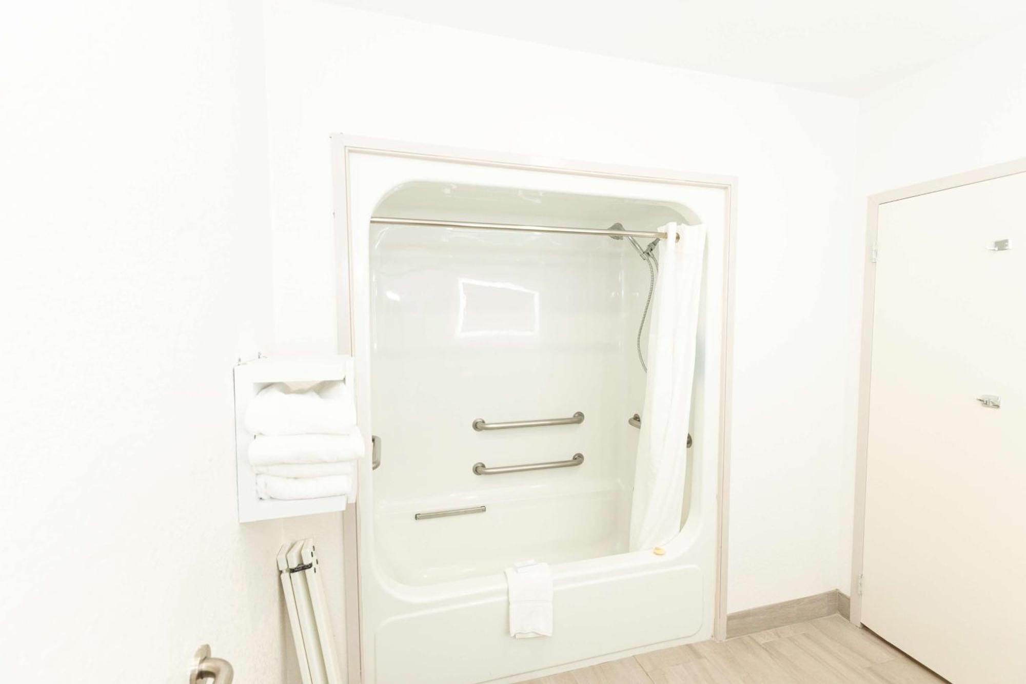 Queen Room Two Queen Beds Mobility Hearing Access or Non-Smoking