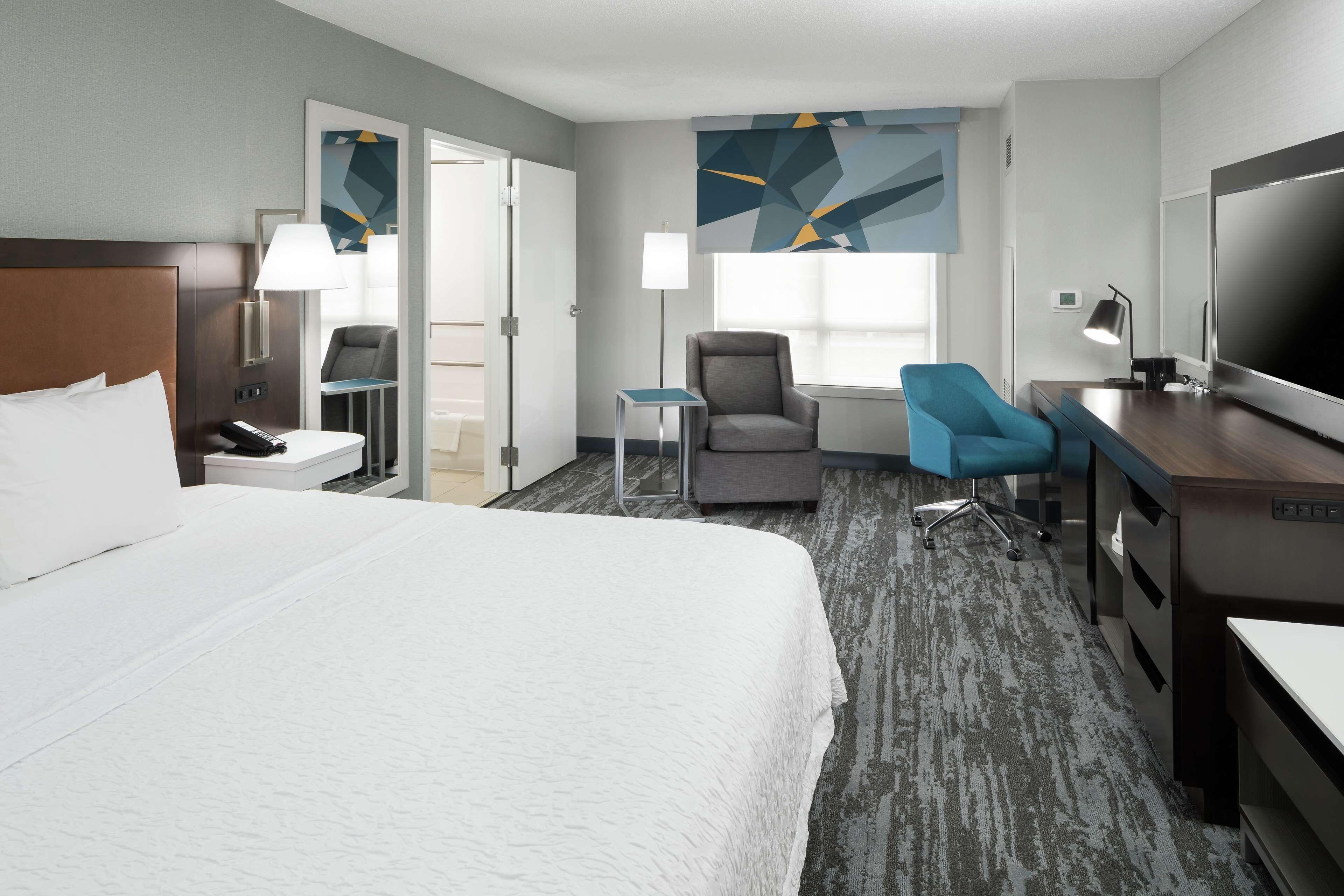 King Room Mobility or Hearing Accessible Bathtub