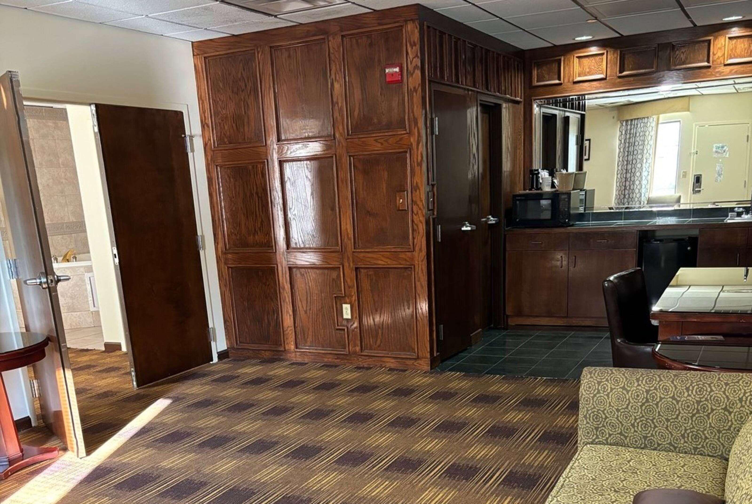 One-Bedroom Suite King Bed First Floor Non-Smoking