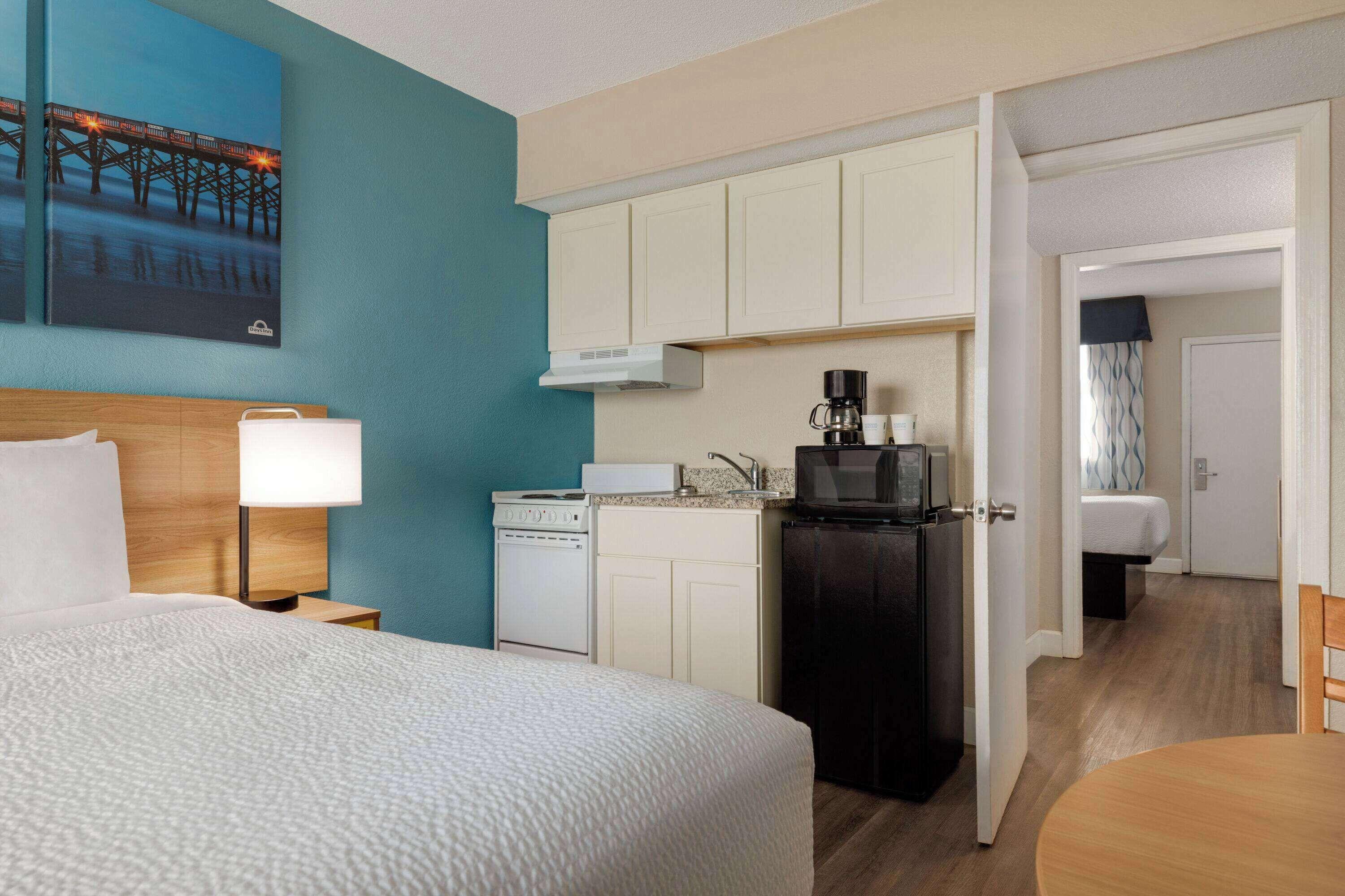 Efficiency Queen Room Oceanfront Non-Smoking