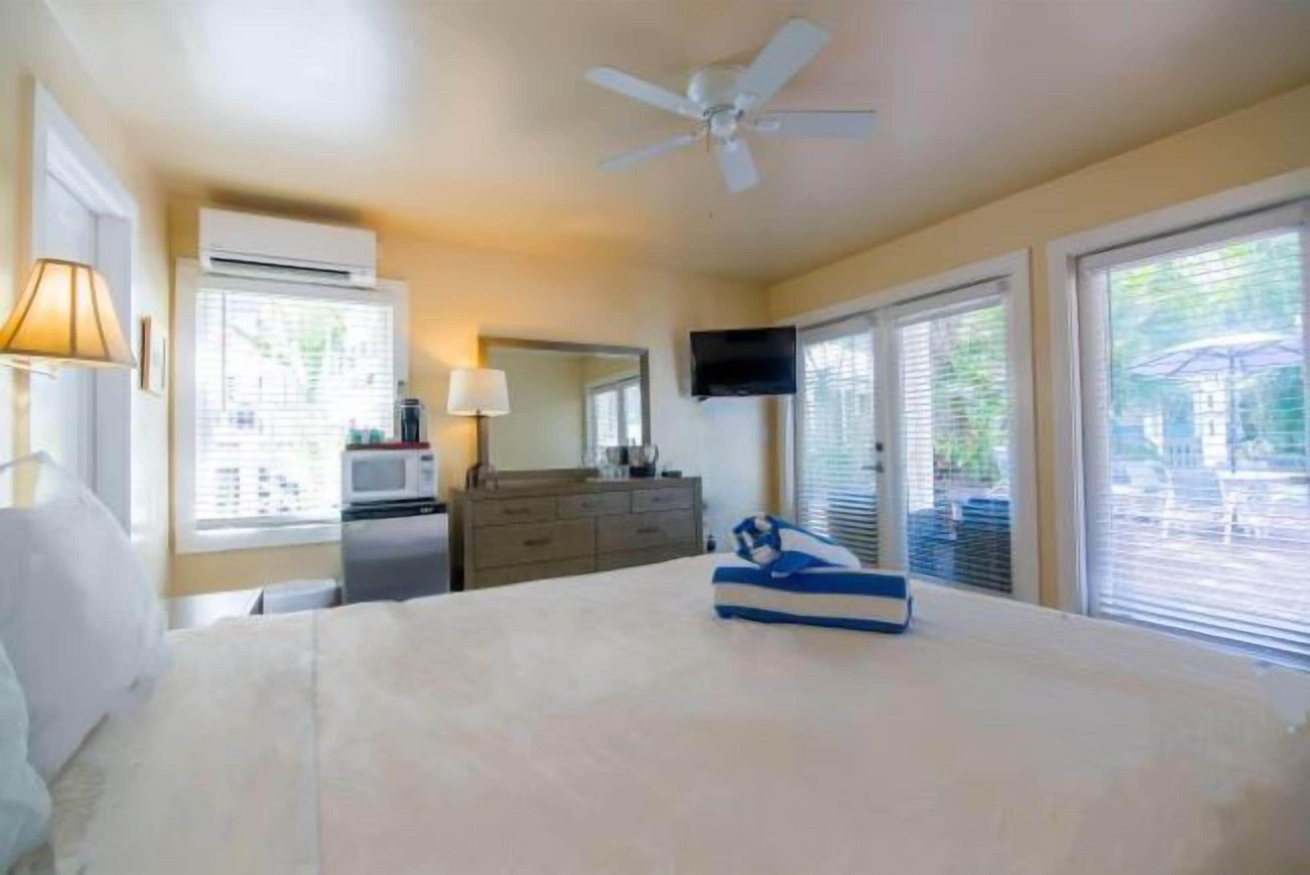 Queen Room Pool View #106