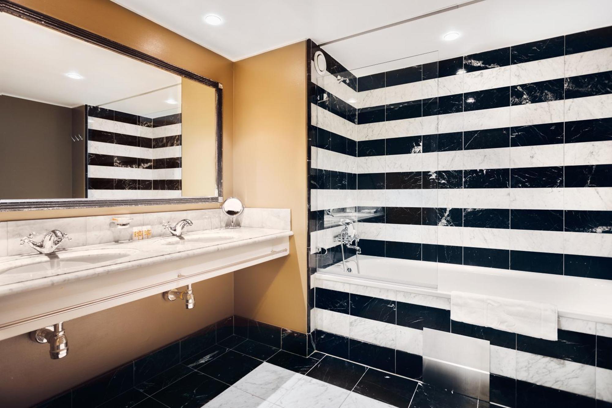 Deluxe King Suite