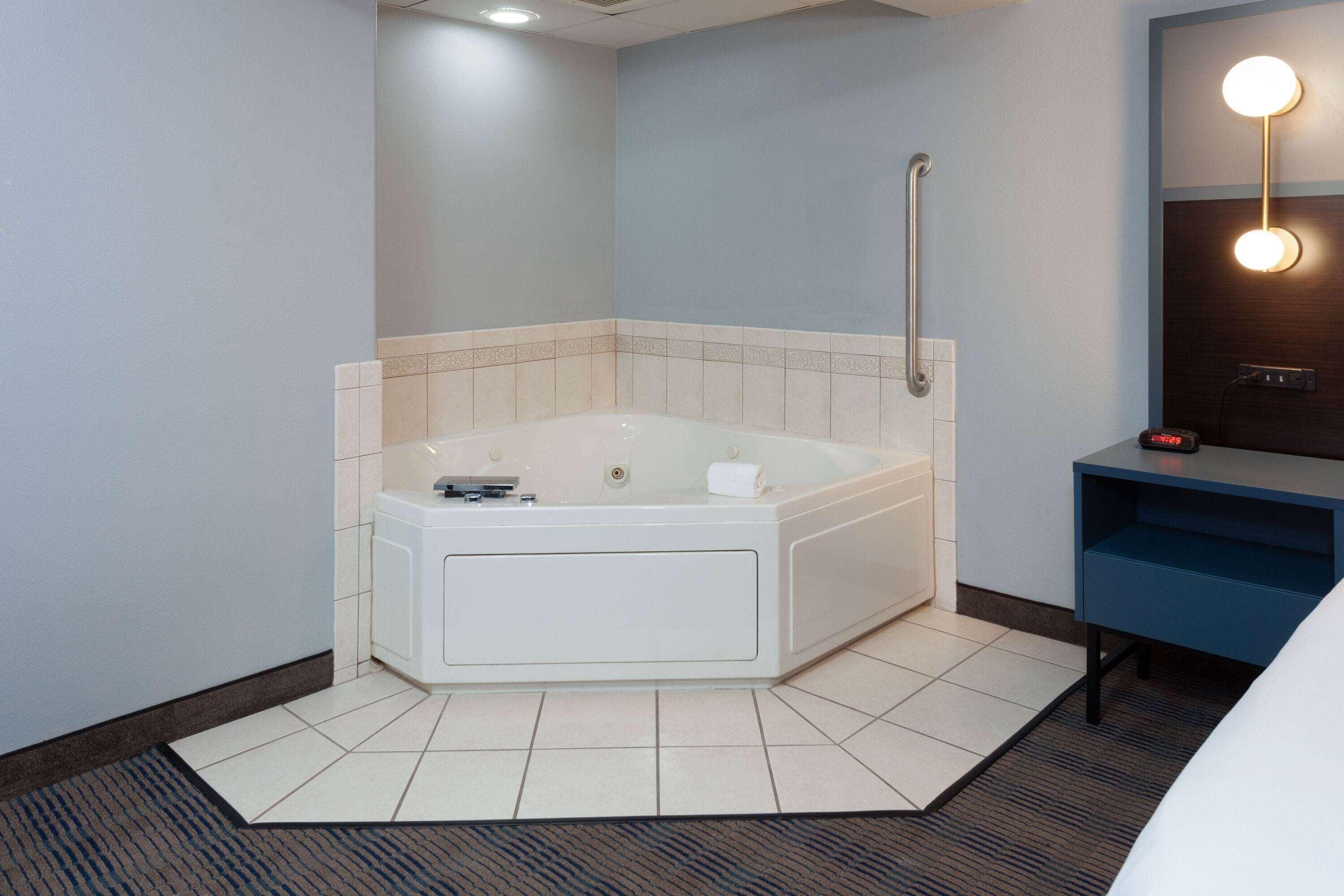 King Studio with Hot Tub - Non-Smoking,1529365792:JPEG