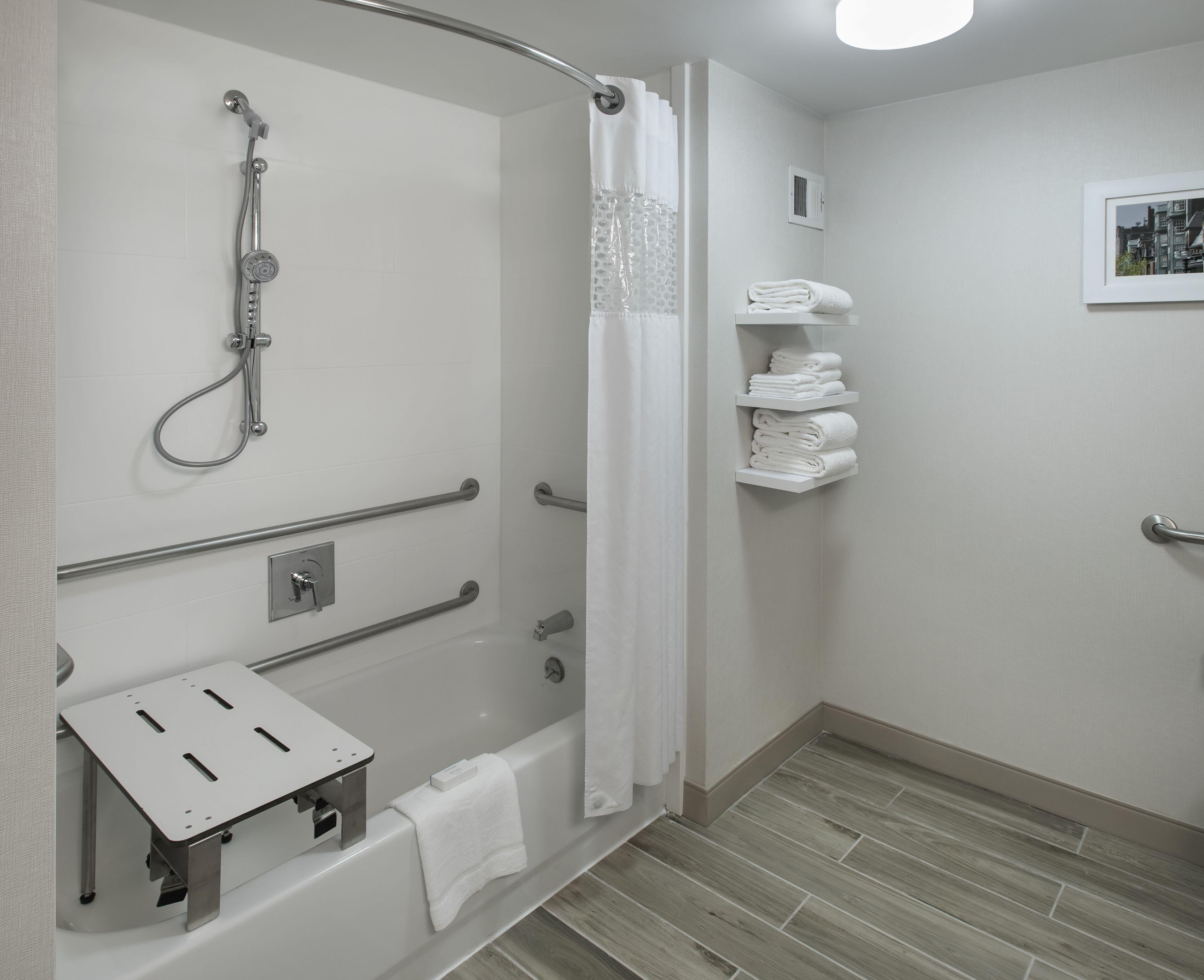 Double Room with Two Queen Beds and Bath Tub - Mobility and Hearing Access/Non-Smoking,1602333379:JPEG