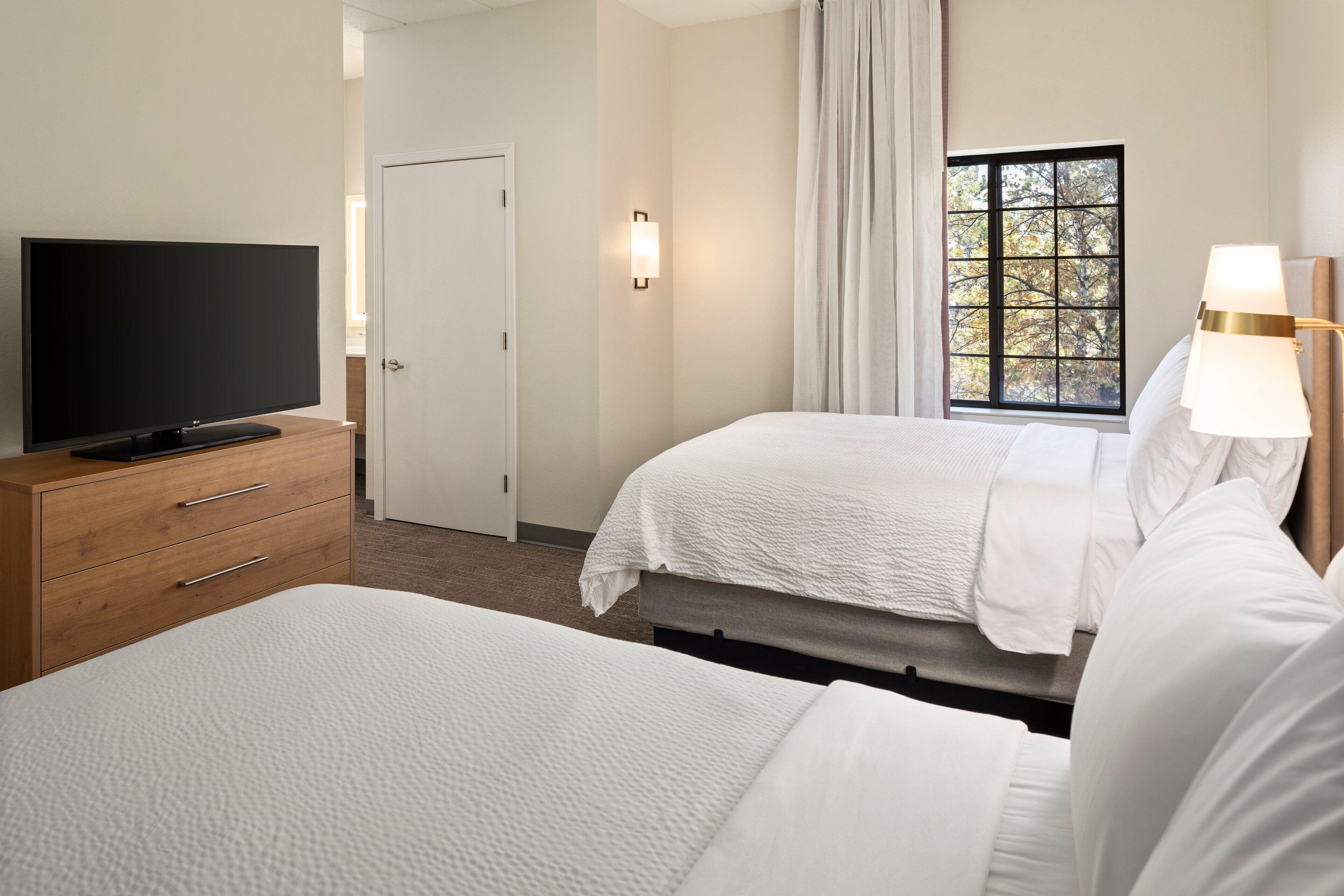 Two-Bedrooms Suite Two Double One Queen Bed Non-Smoking