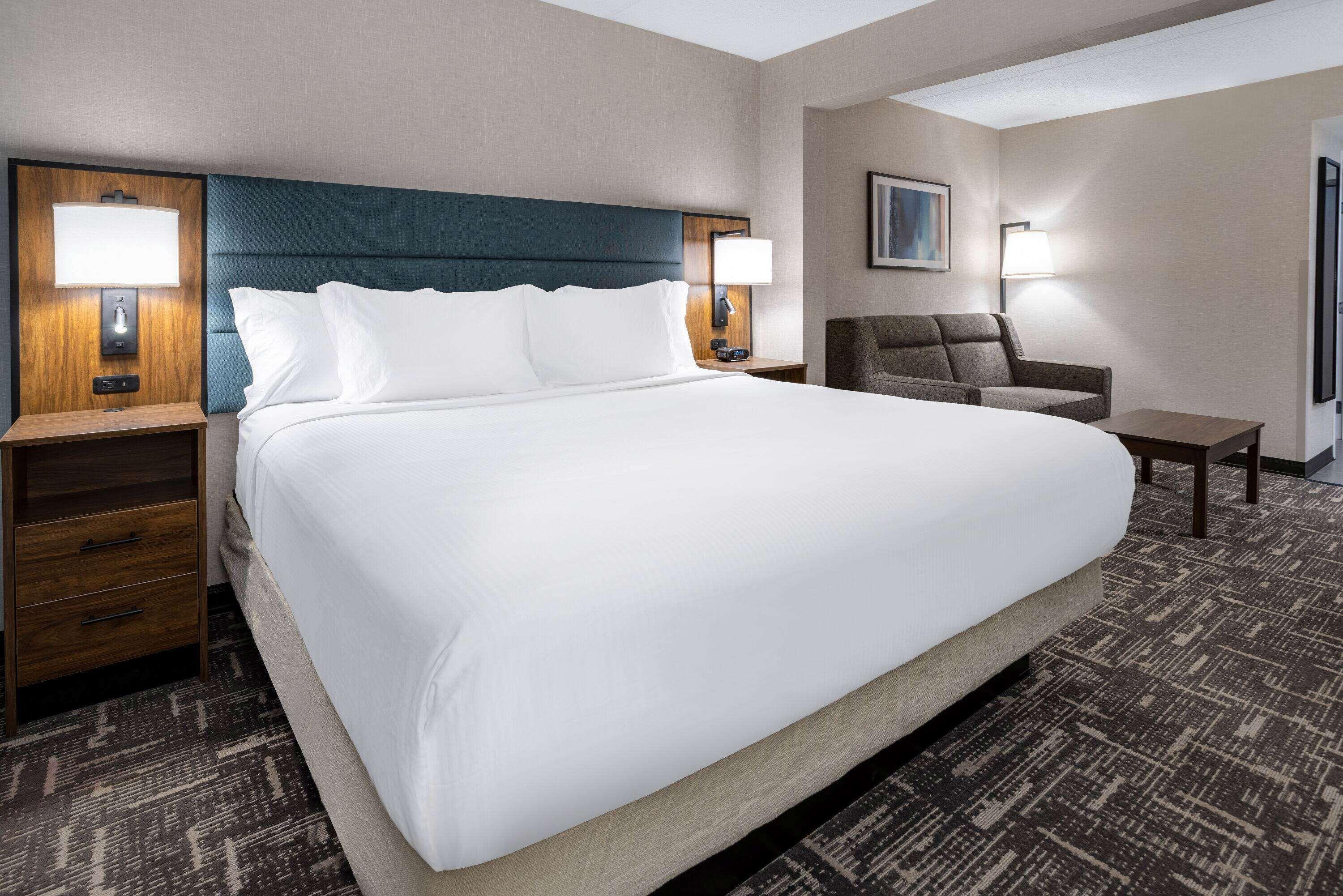 1 King Bed Studio Suite Non-Smoking