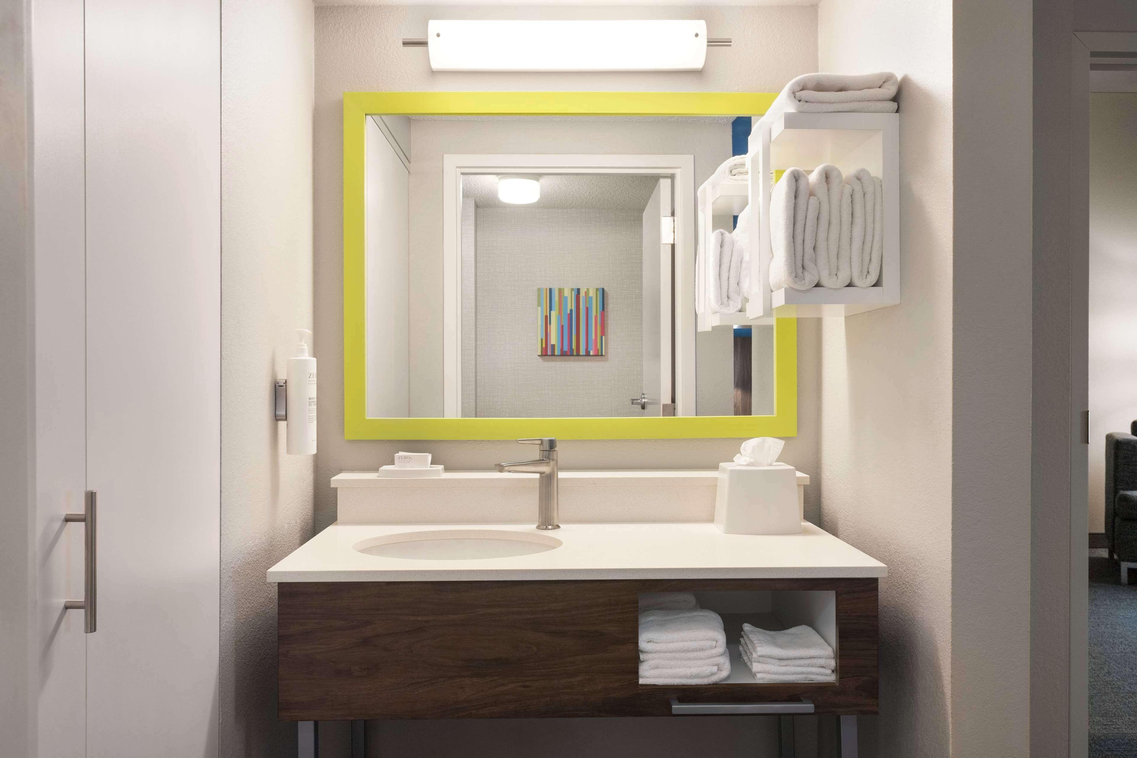 One-Bedroom King Suite Kitchenette