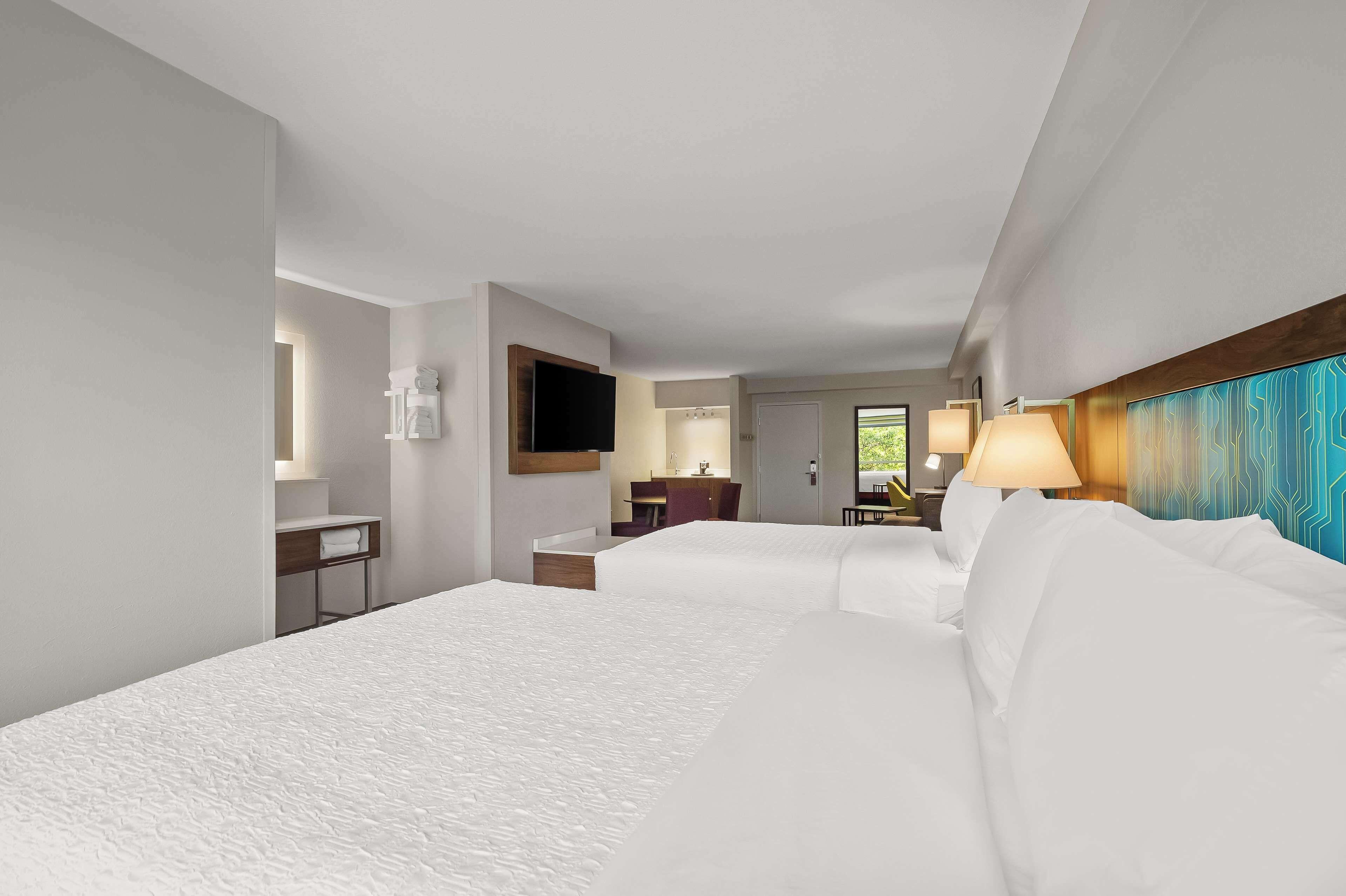Suite Two Queen Beds Microwave or Fridge or Wet Bar