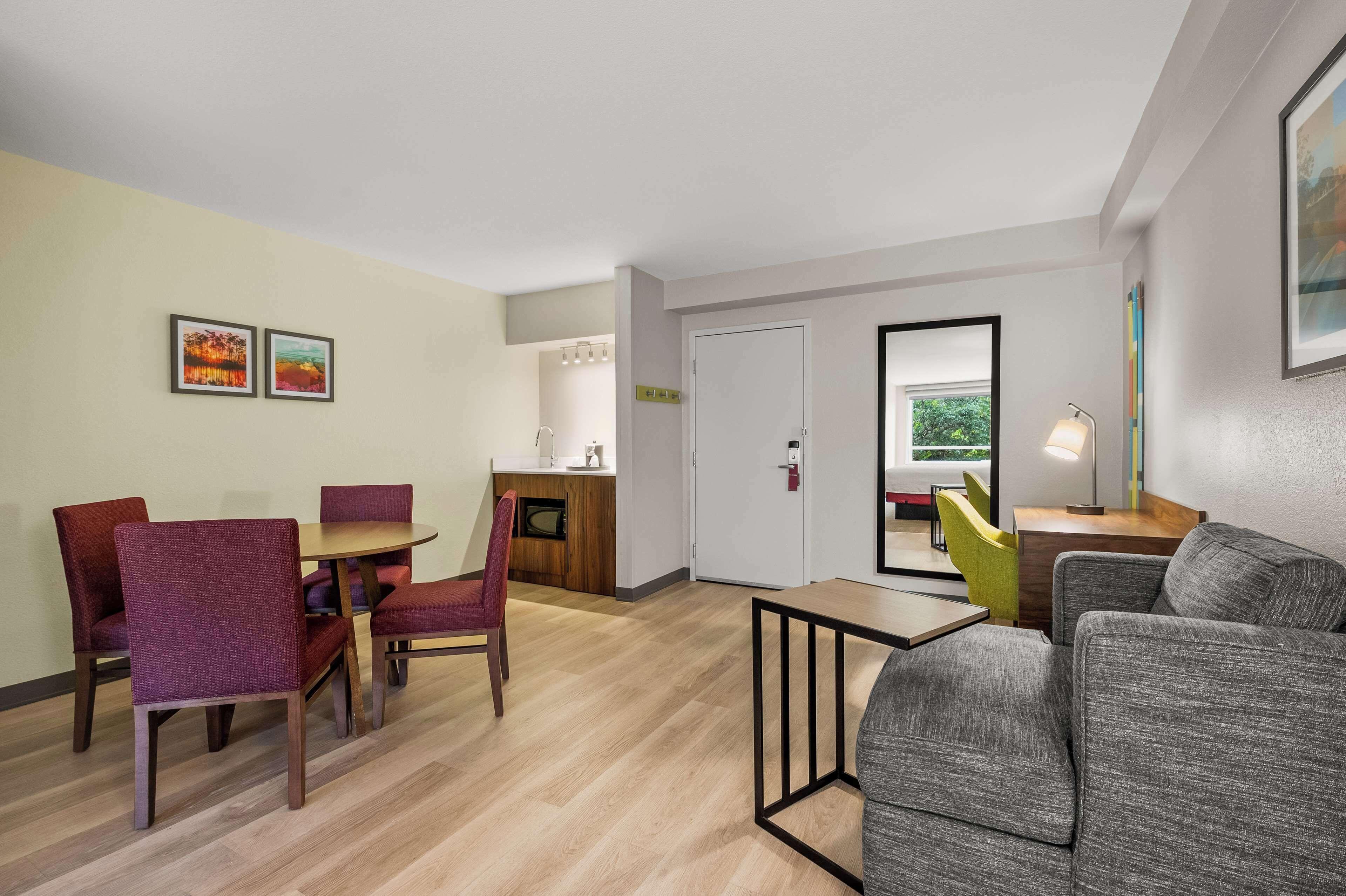 Suite Two Queen Beds Microwave or Fridge or Wet Bar