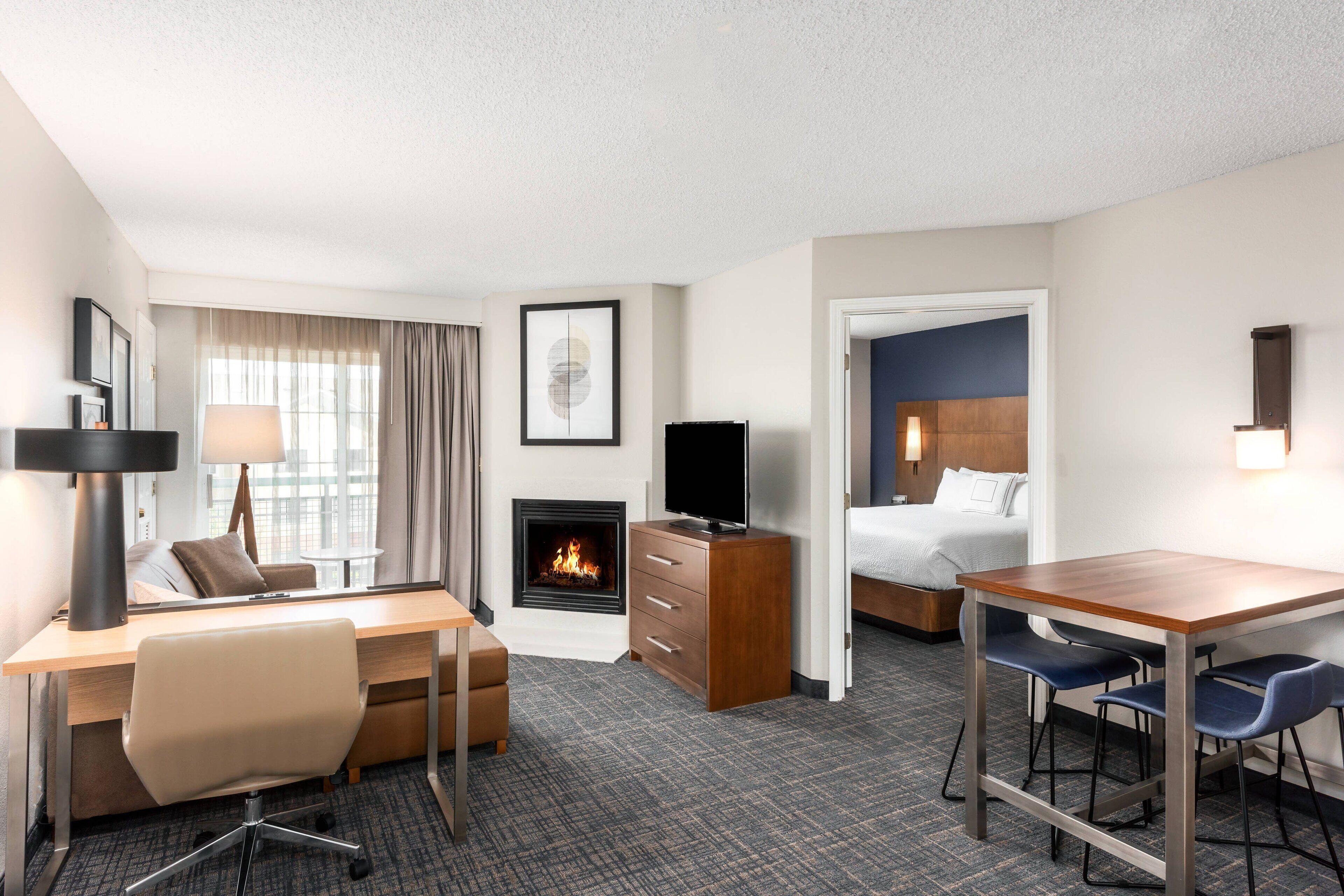 Two Bedroom Suite 1 King Bed 2 Queen Beds a Sofa bed