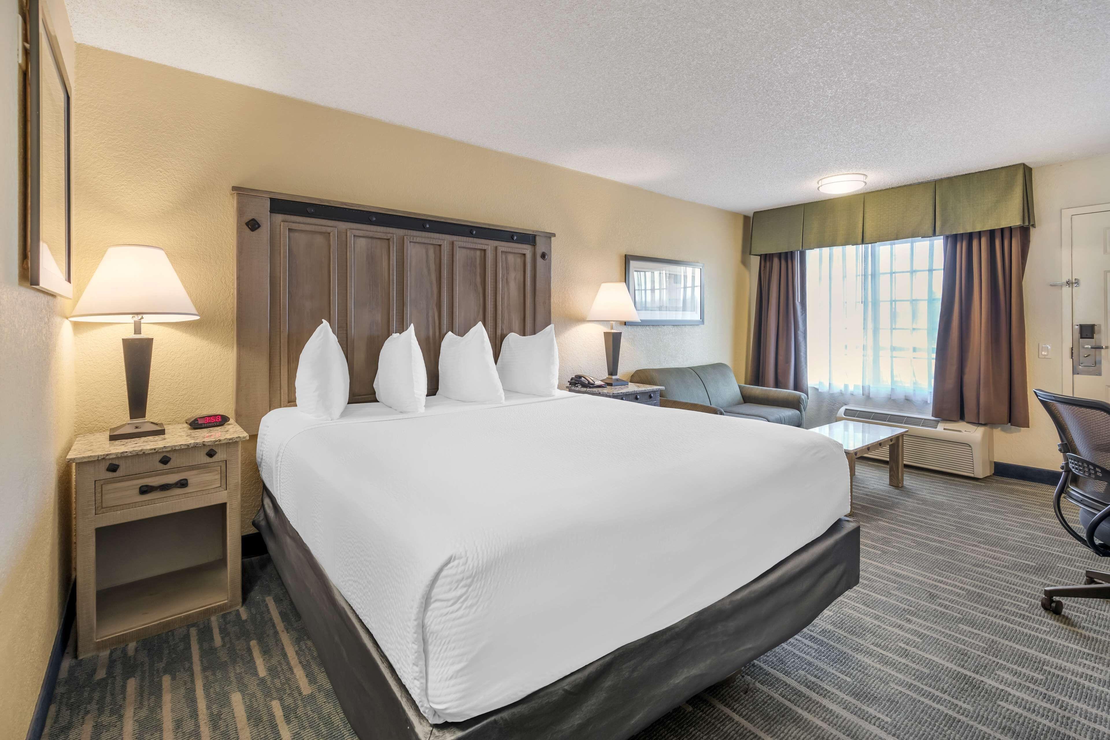King Room Roll Shower Disability Access or Non-Smoking