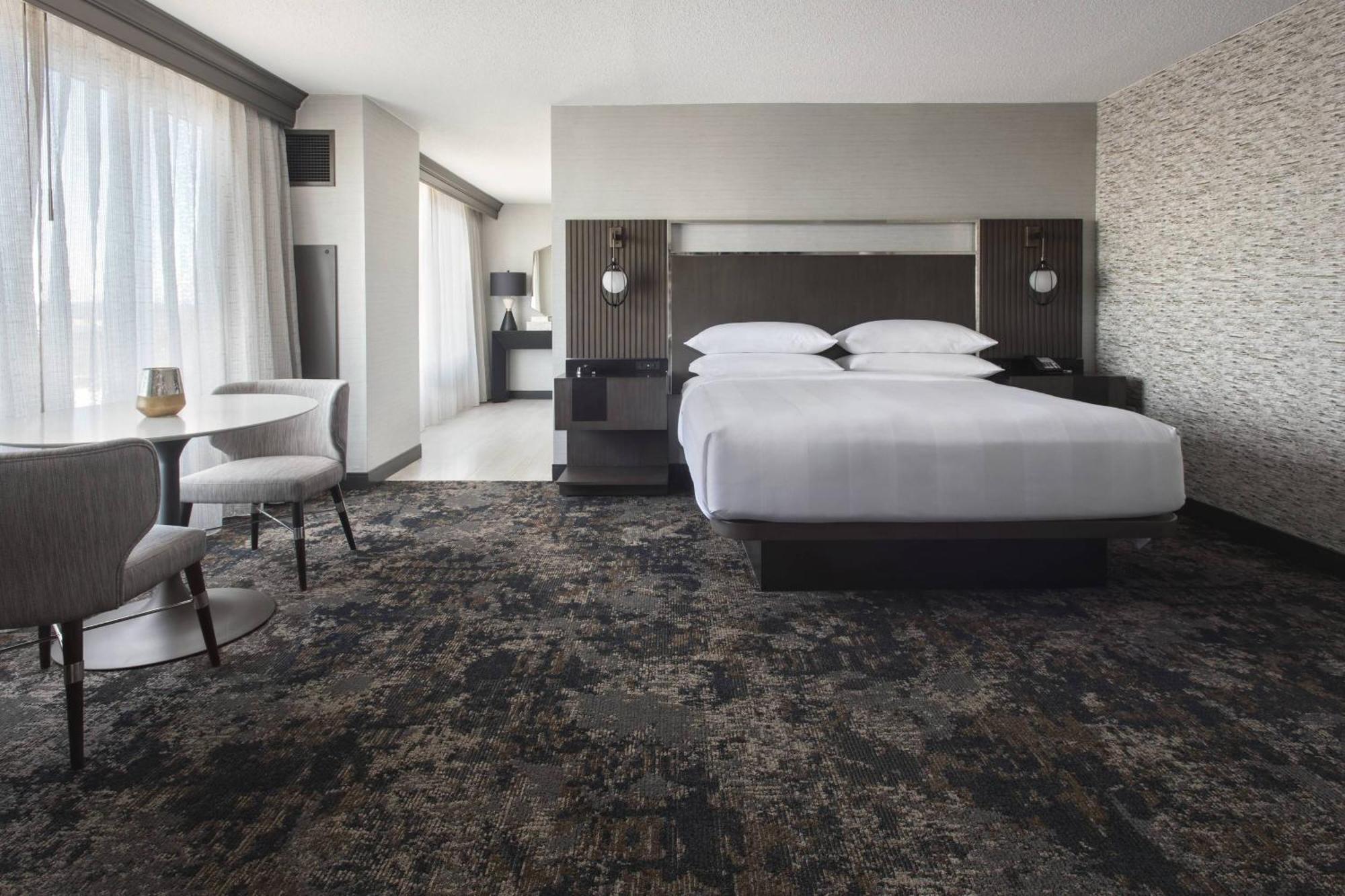 Junior Suite Concierge lounge access 1 King