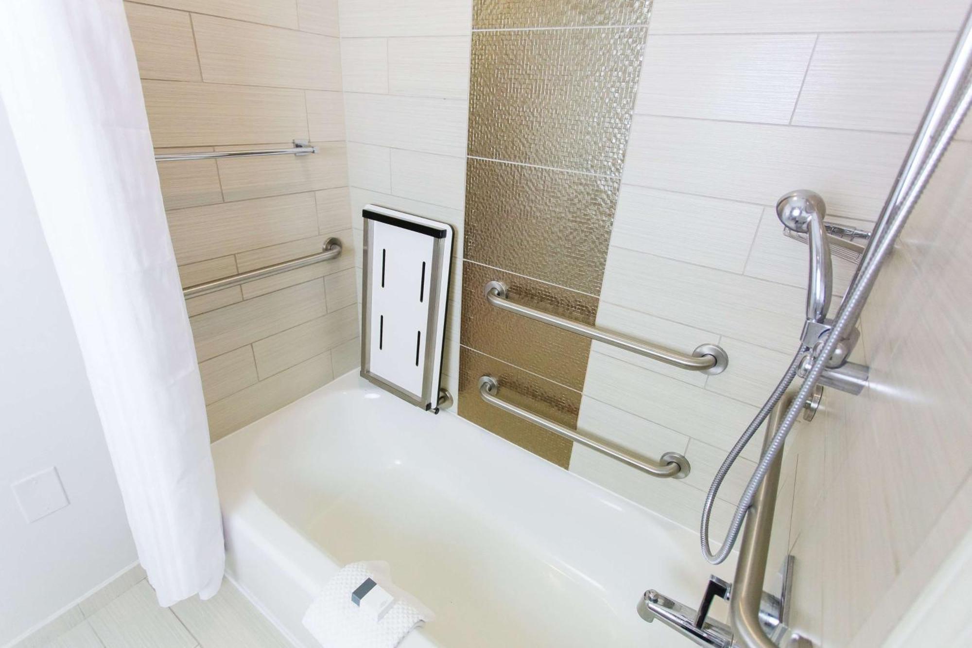 King Room Accessible Tub Mobility Hearing Access or Non-Smoking