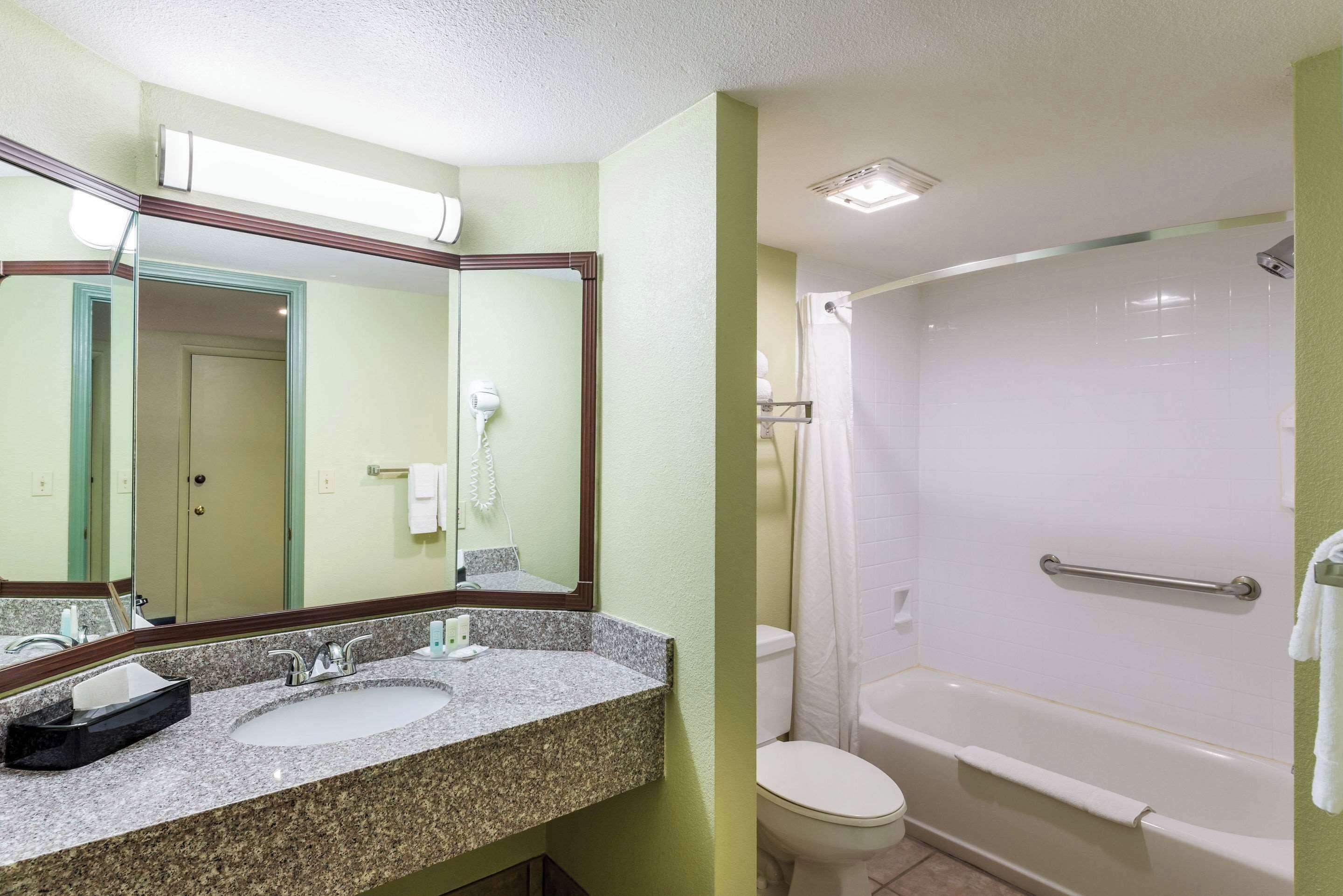 Deluxe Oversized King Room Patio Non-Smoking