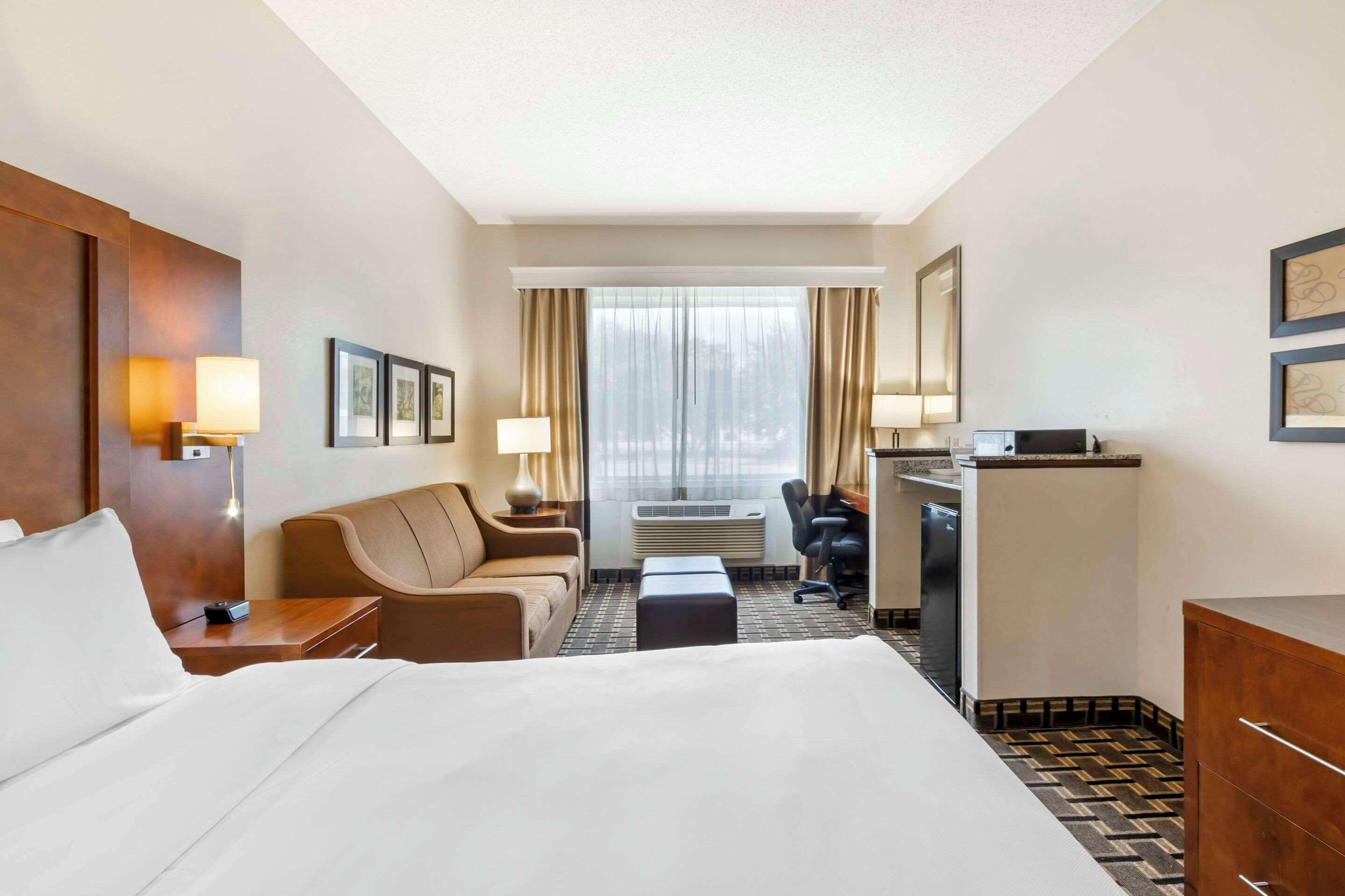 Efficiency Queen Suite - Accessible/Non-Smoking,1710120653:JPEG