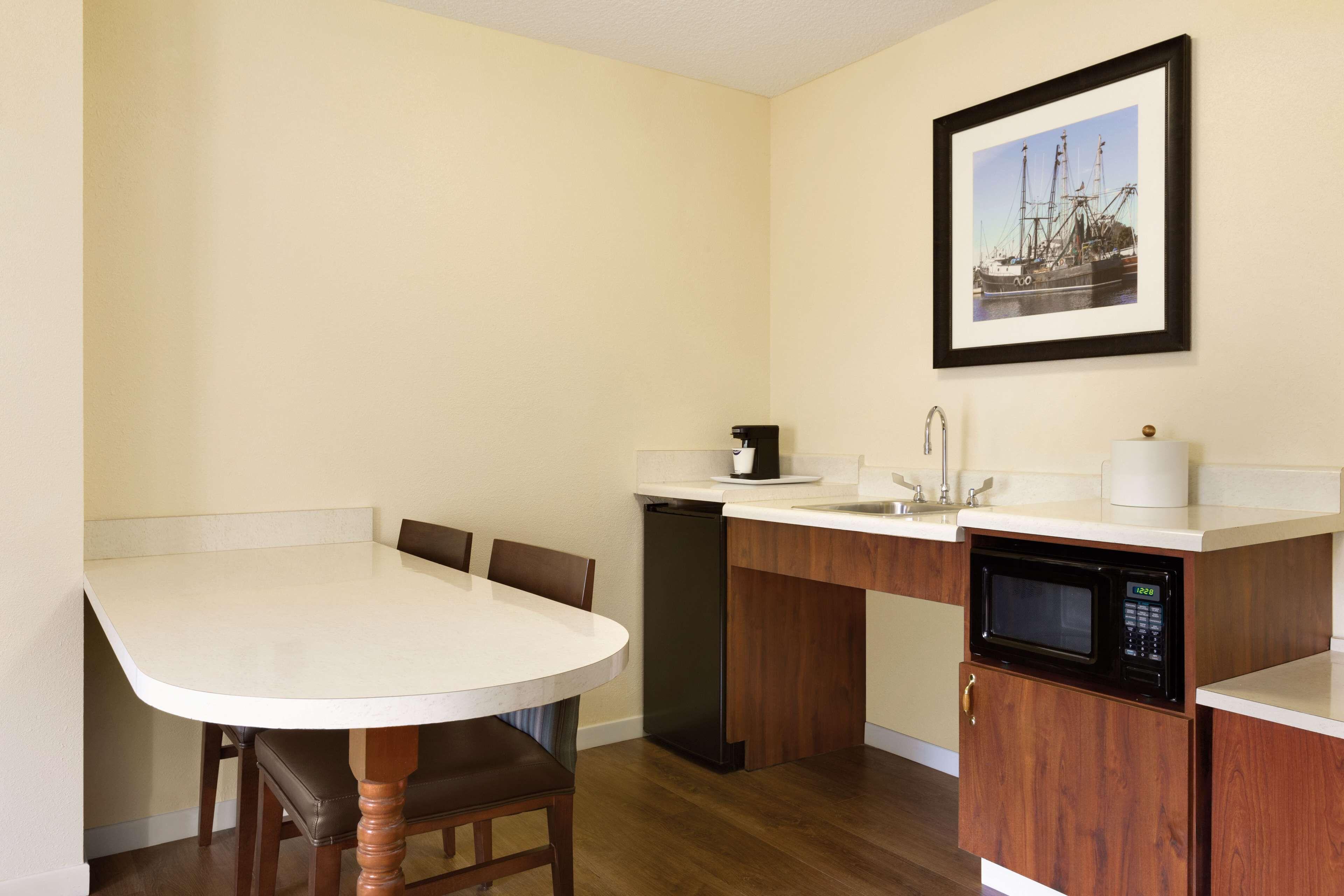 One-Bedroom King Suite Whirlpool Non-Smoking