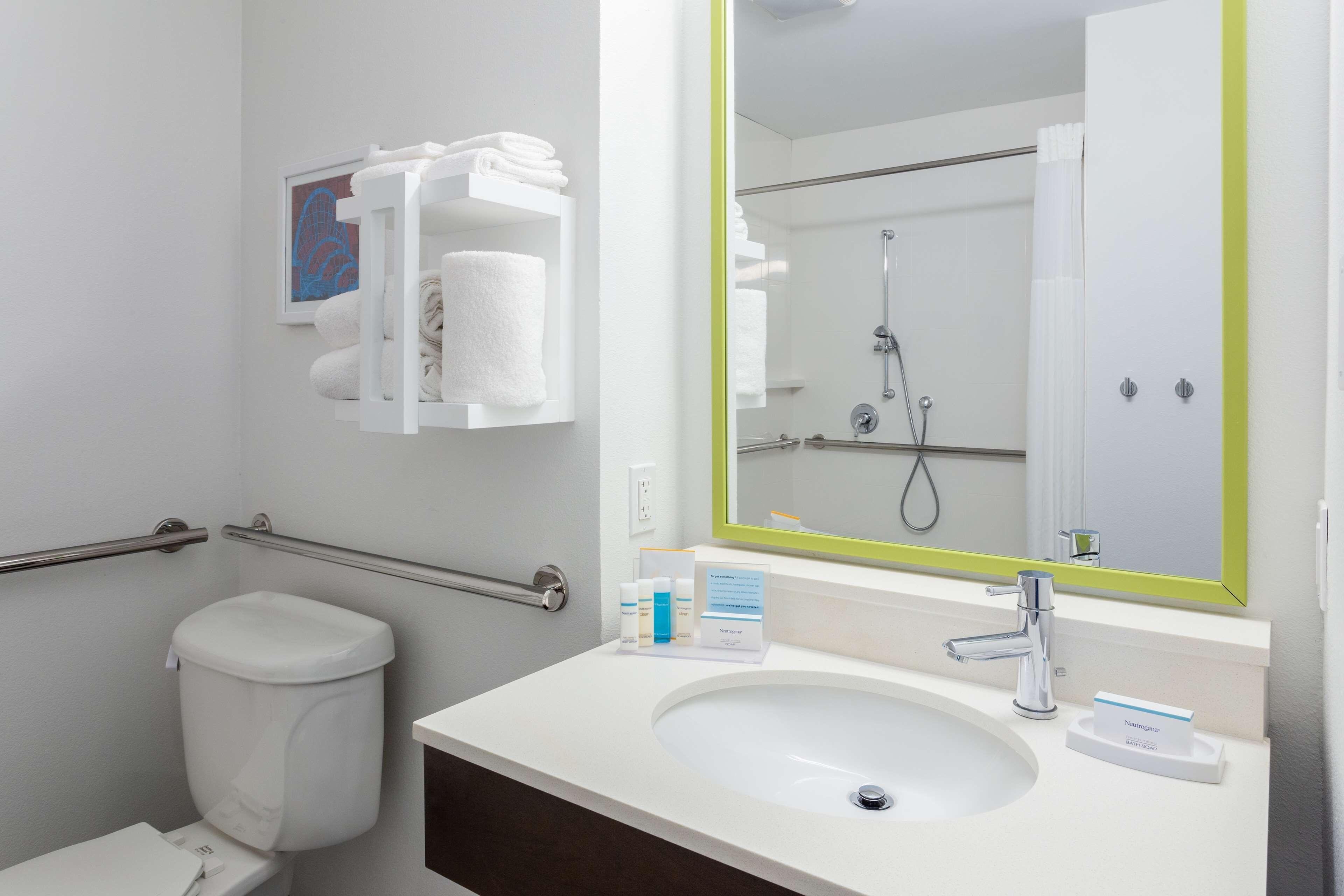 Queen Room Roll Shower Mobility Access or Non-Smoking