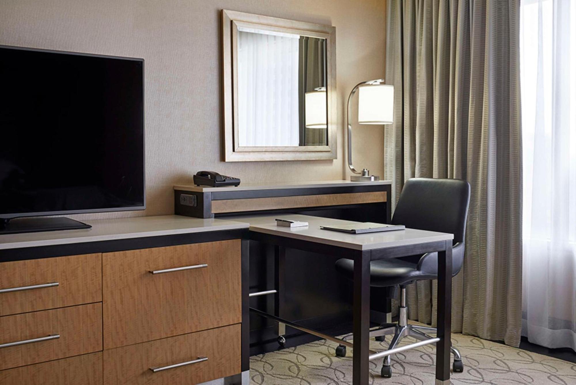 Deluxe Corner King Room