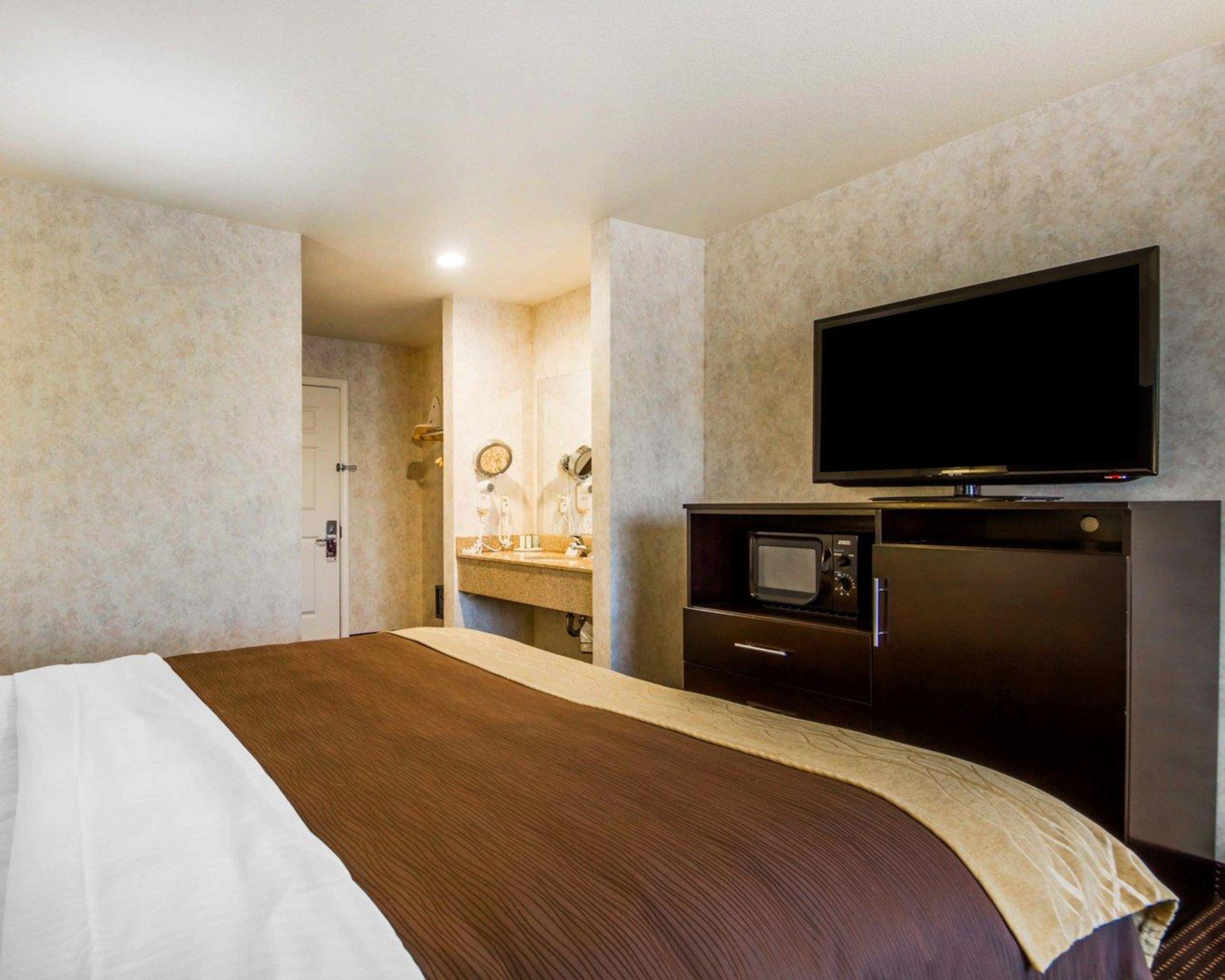 Queen Room Accessible or Non-Smoking