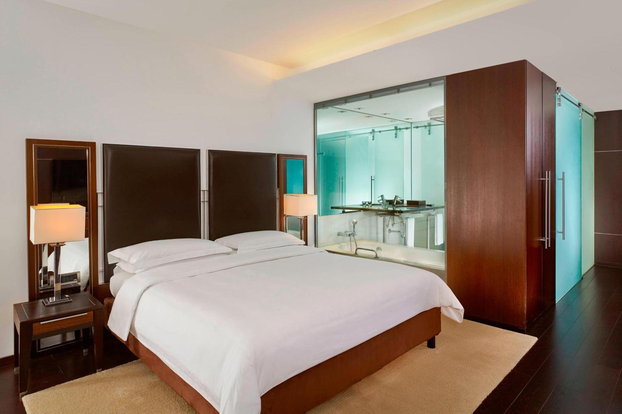 Premium Deluxe, Guest room, 1 Queen, Mid floor,1516453090:JPEG