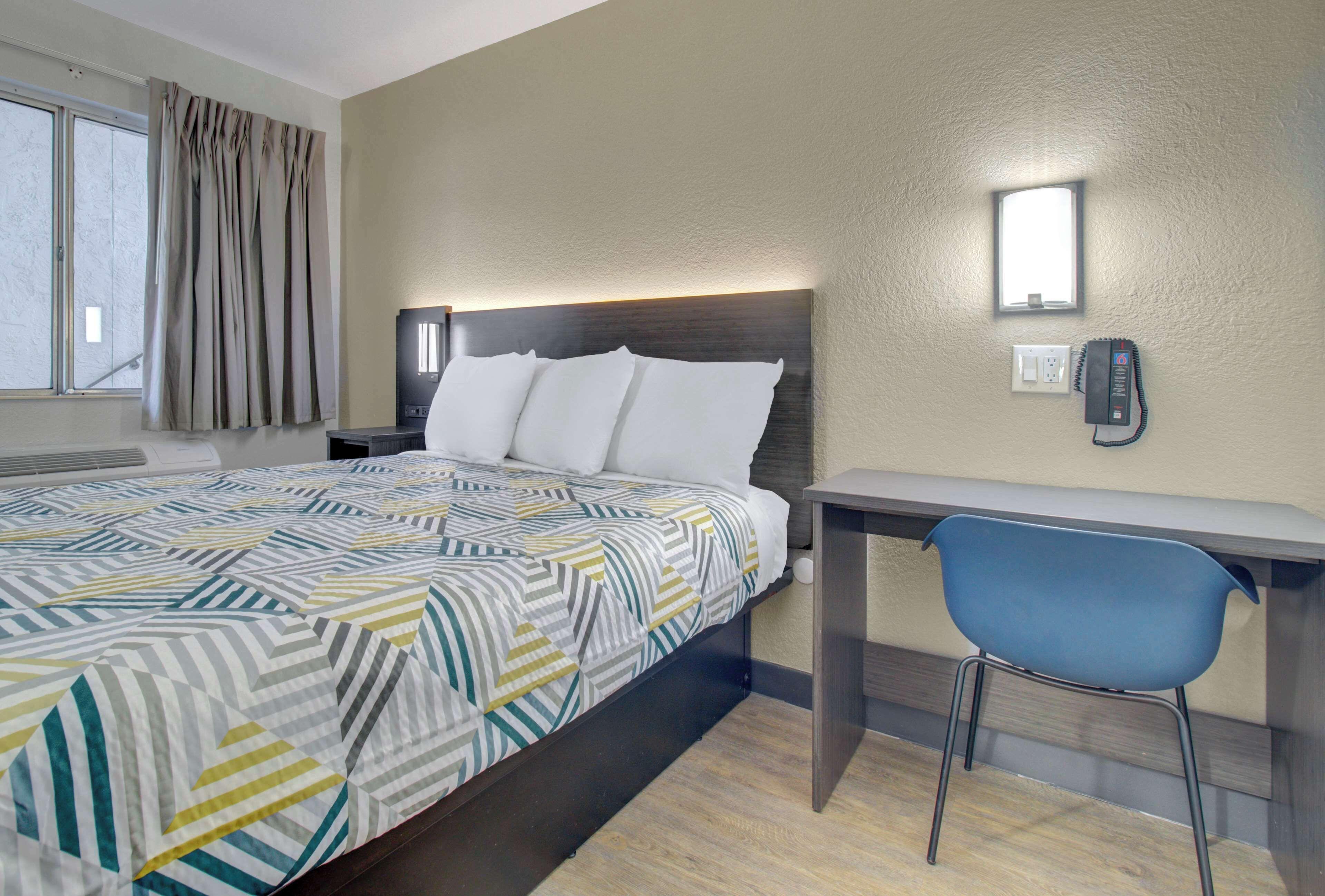 1 Queen Bed | Mobil Access Tub Nsmk Micfridge