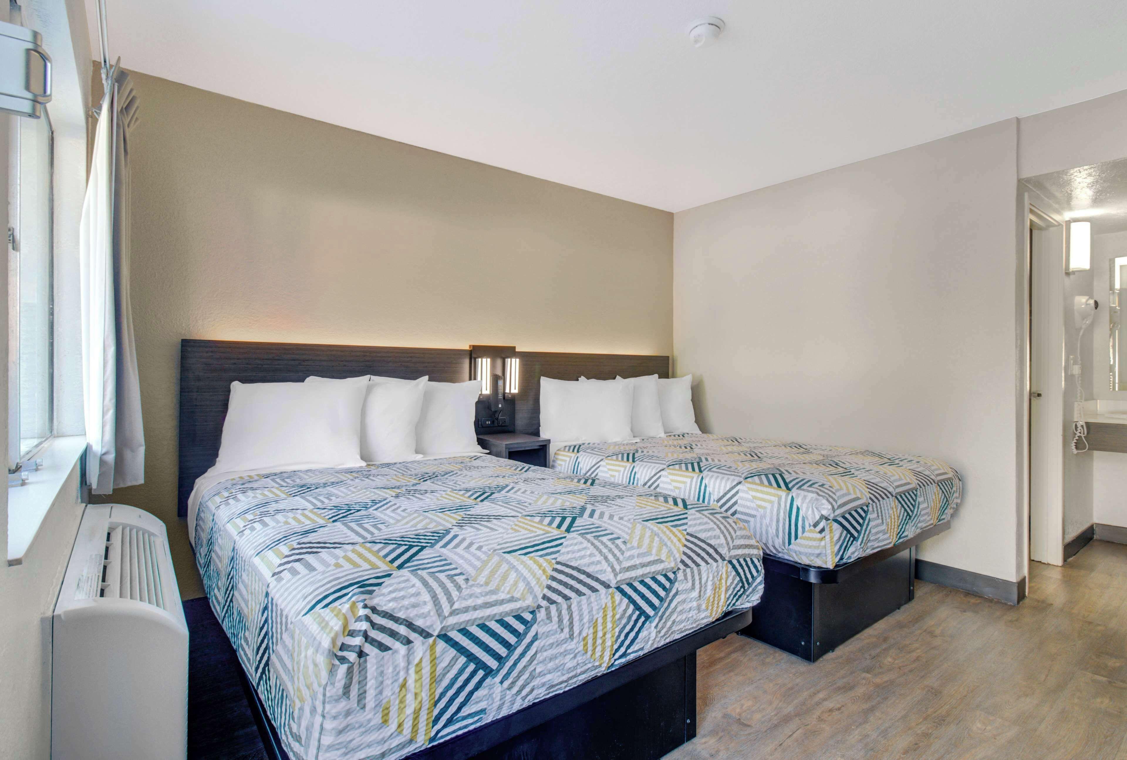 2 Full Beds | Non-Smoking Micfridge