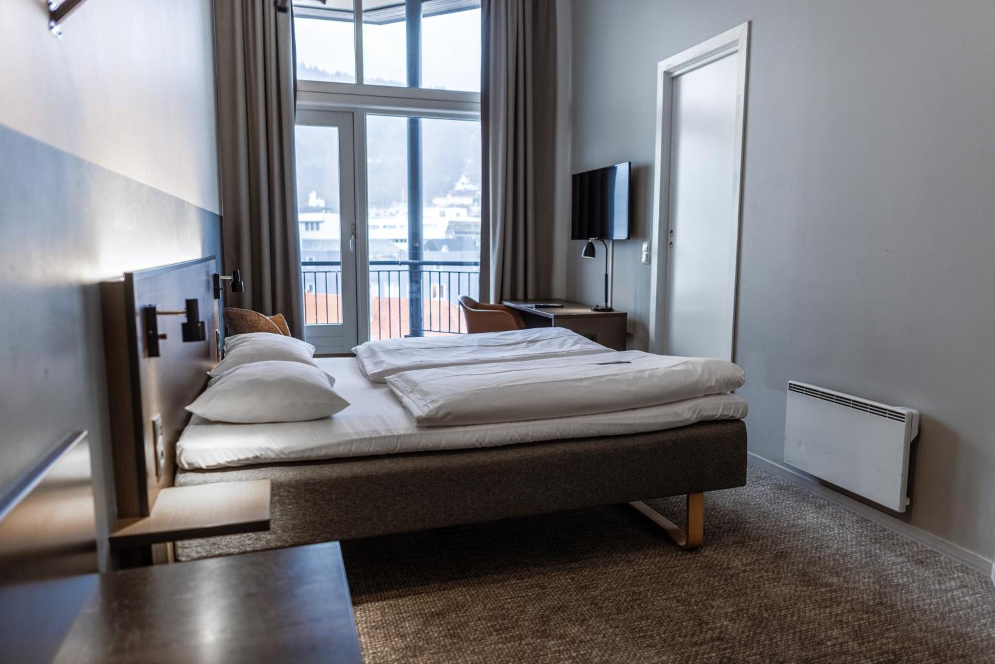 Habitación con cama grande y balcón