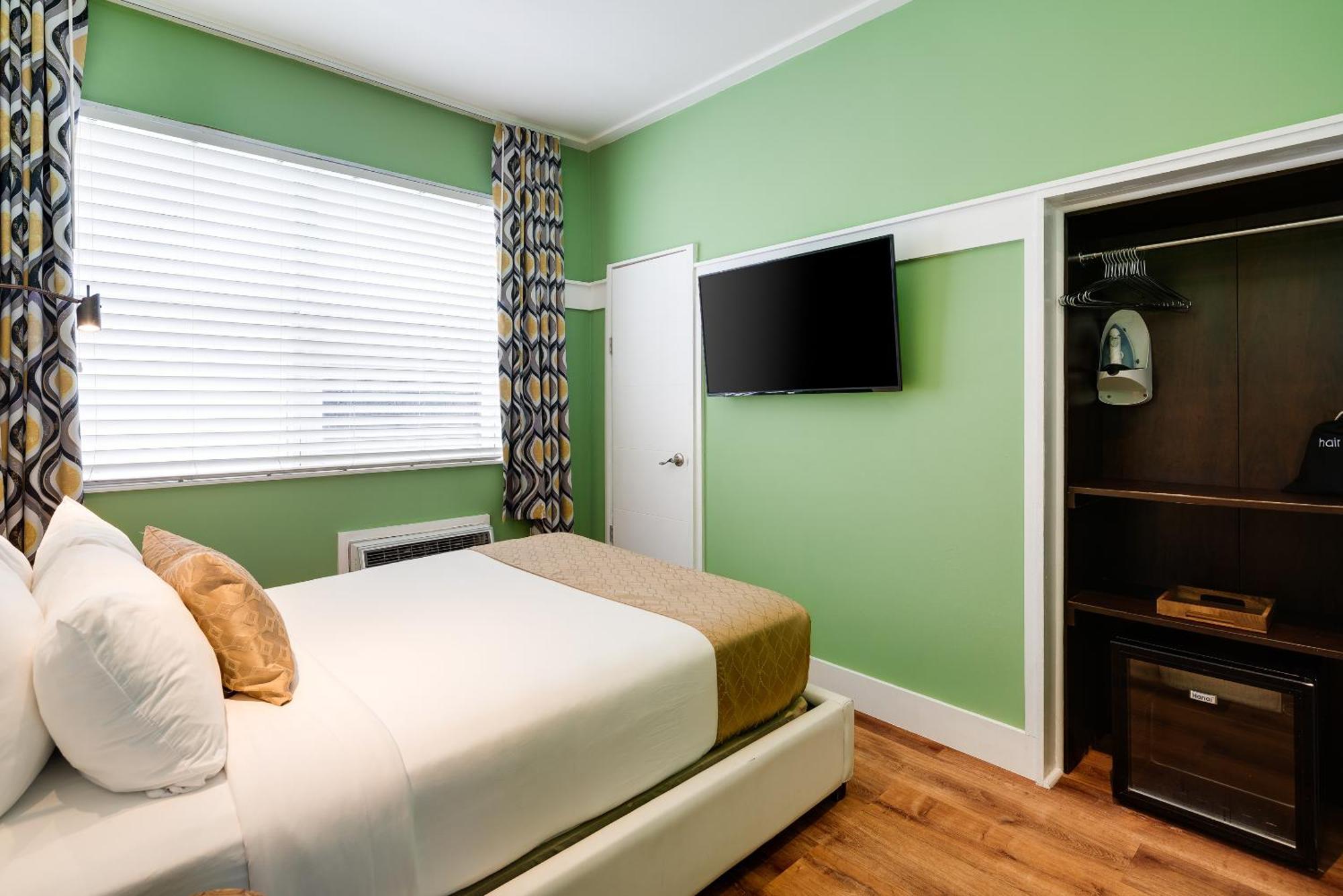 Queen Bedroom