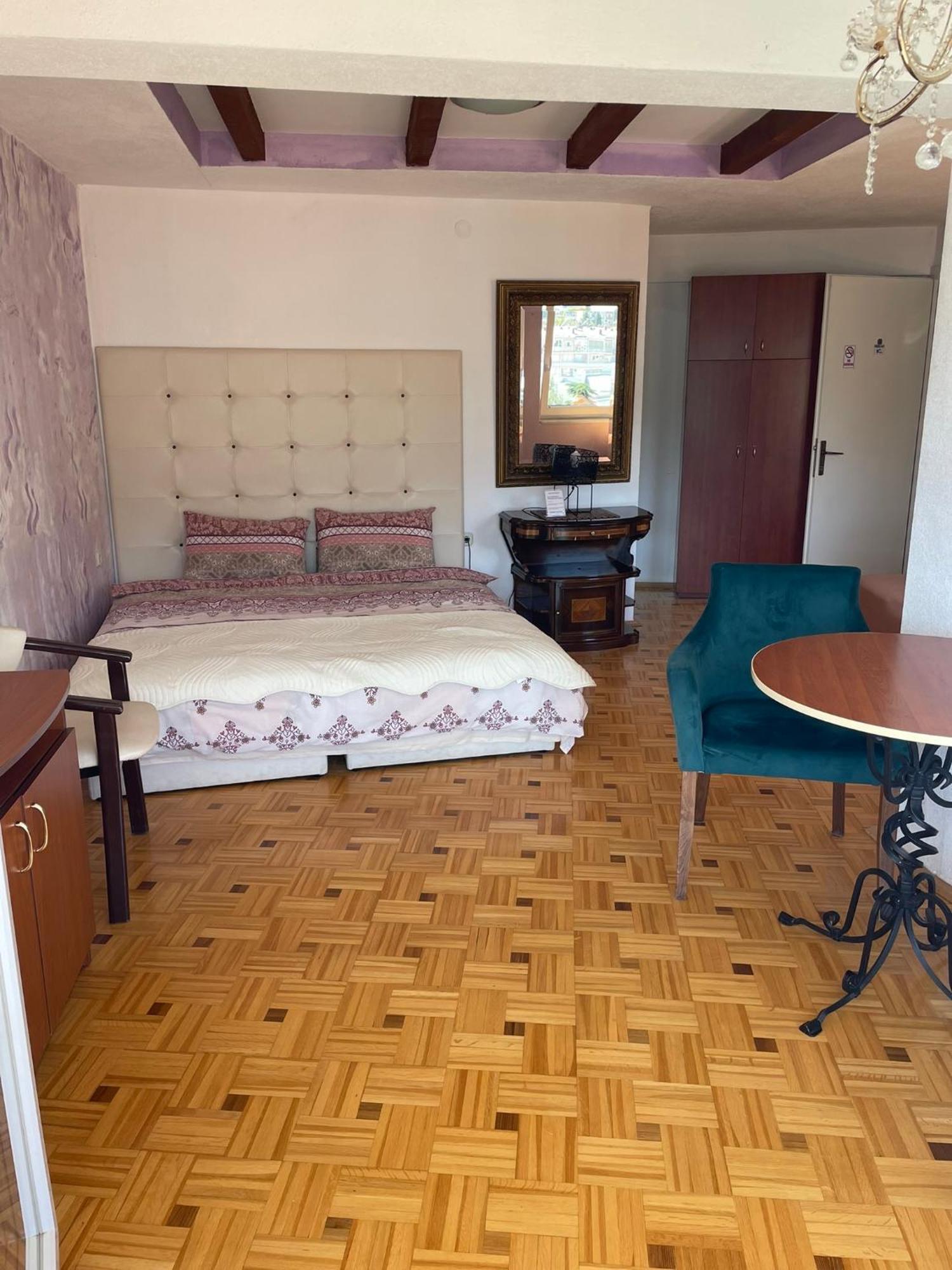 Studio Apartment Balcony Lake View