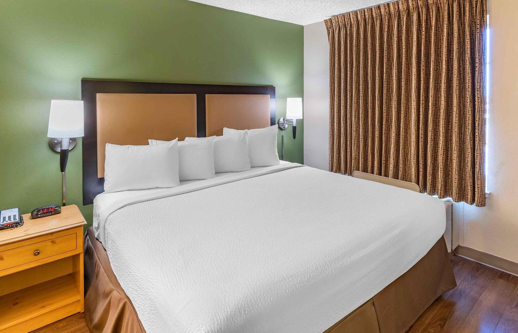 Deluxe Studio 1 King Bed Non-Smoking