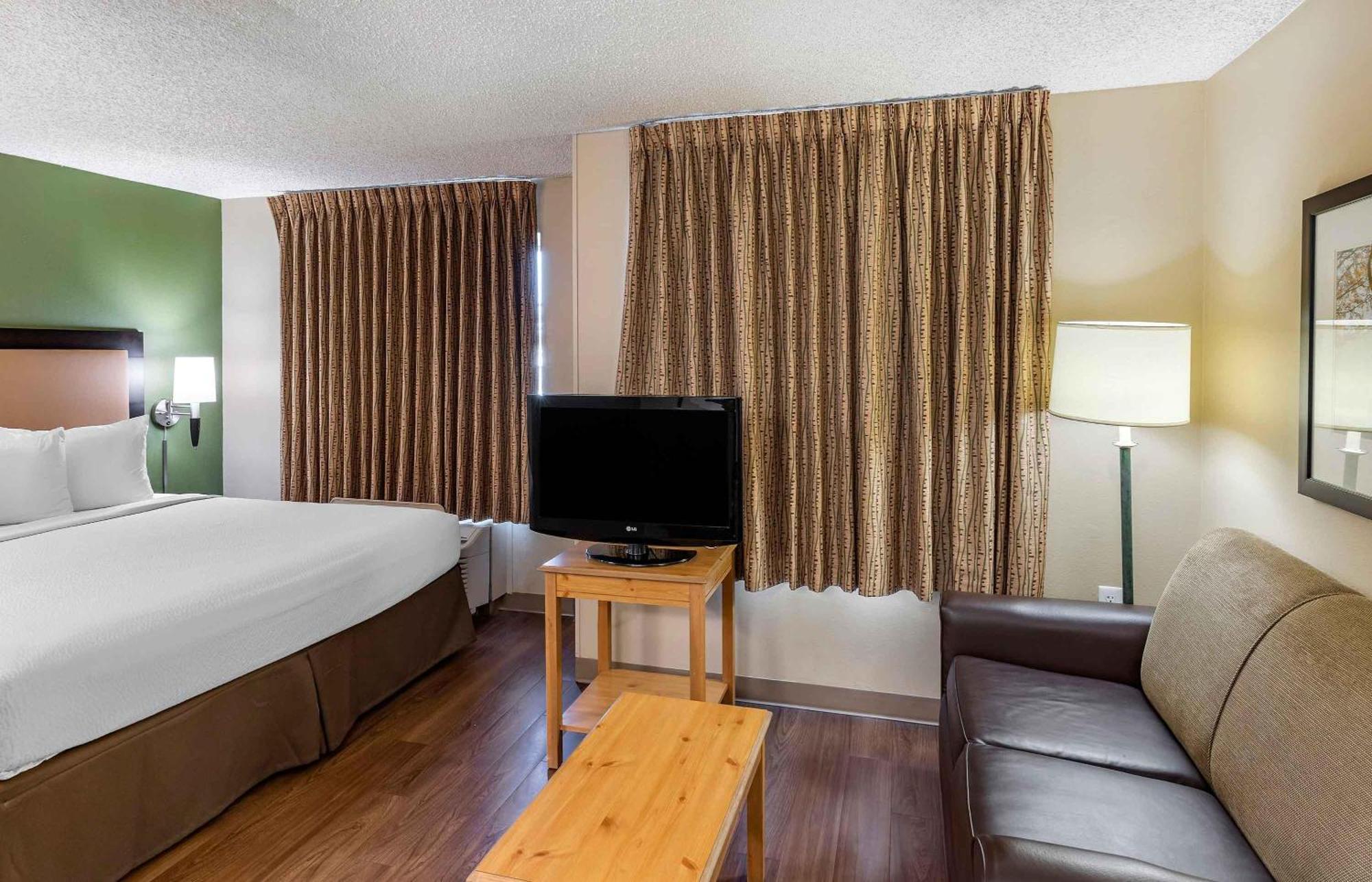 Deluxe Studio 1 King Bed Non-Smoking